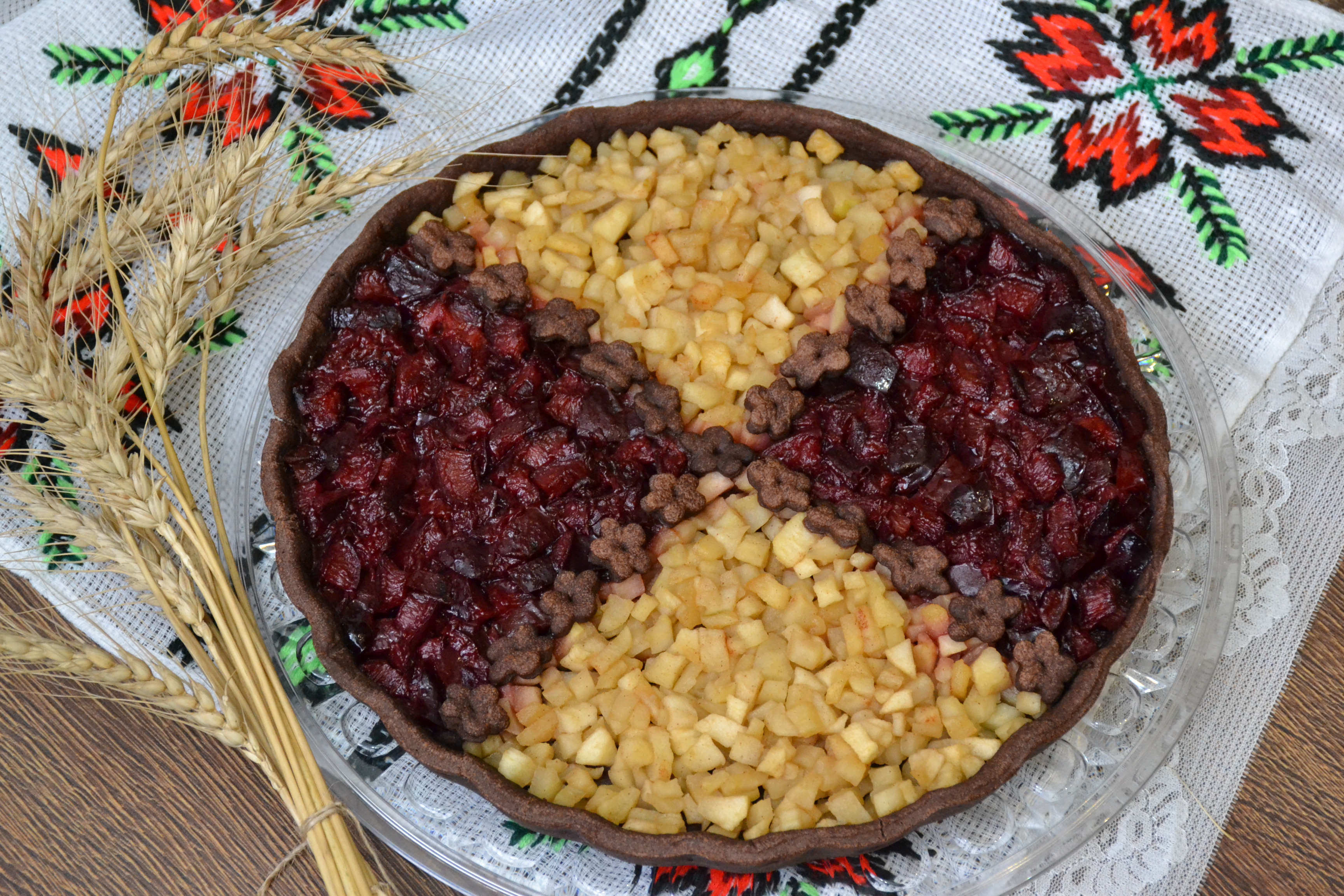 Desert tarta in doua culori cu prune si mere