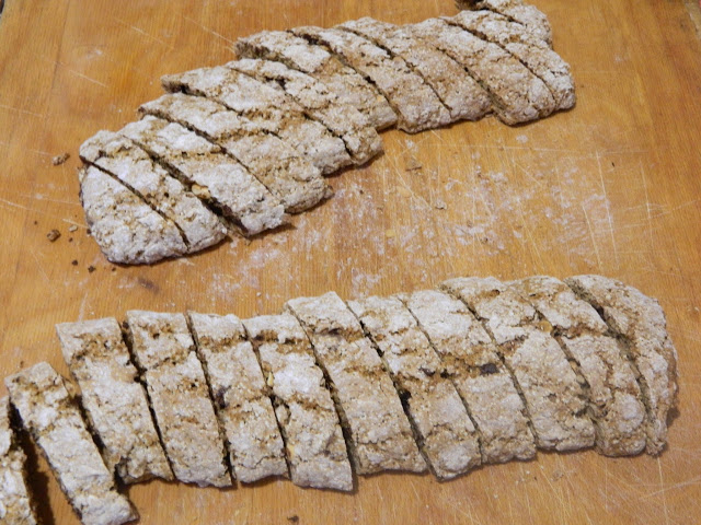 Desert biscotti cu alune, cafea si bucati de ciocolata