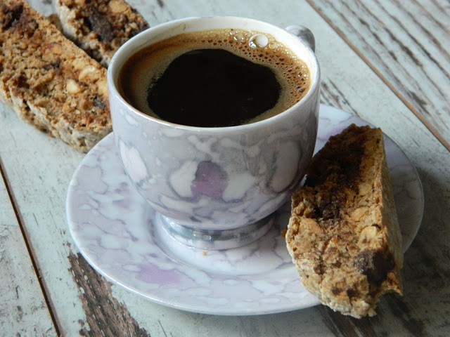 Desert biscotti cu alune, cafea si bucati de ciocolata