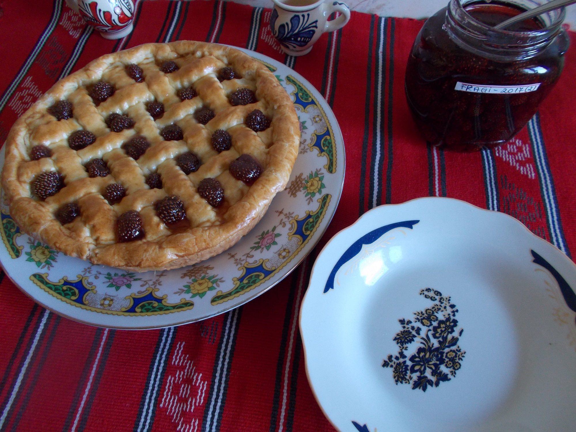 Desert tarta cu grilaj si crema de vanilie