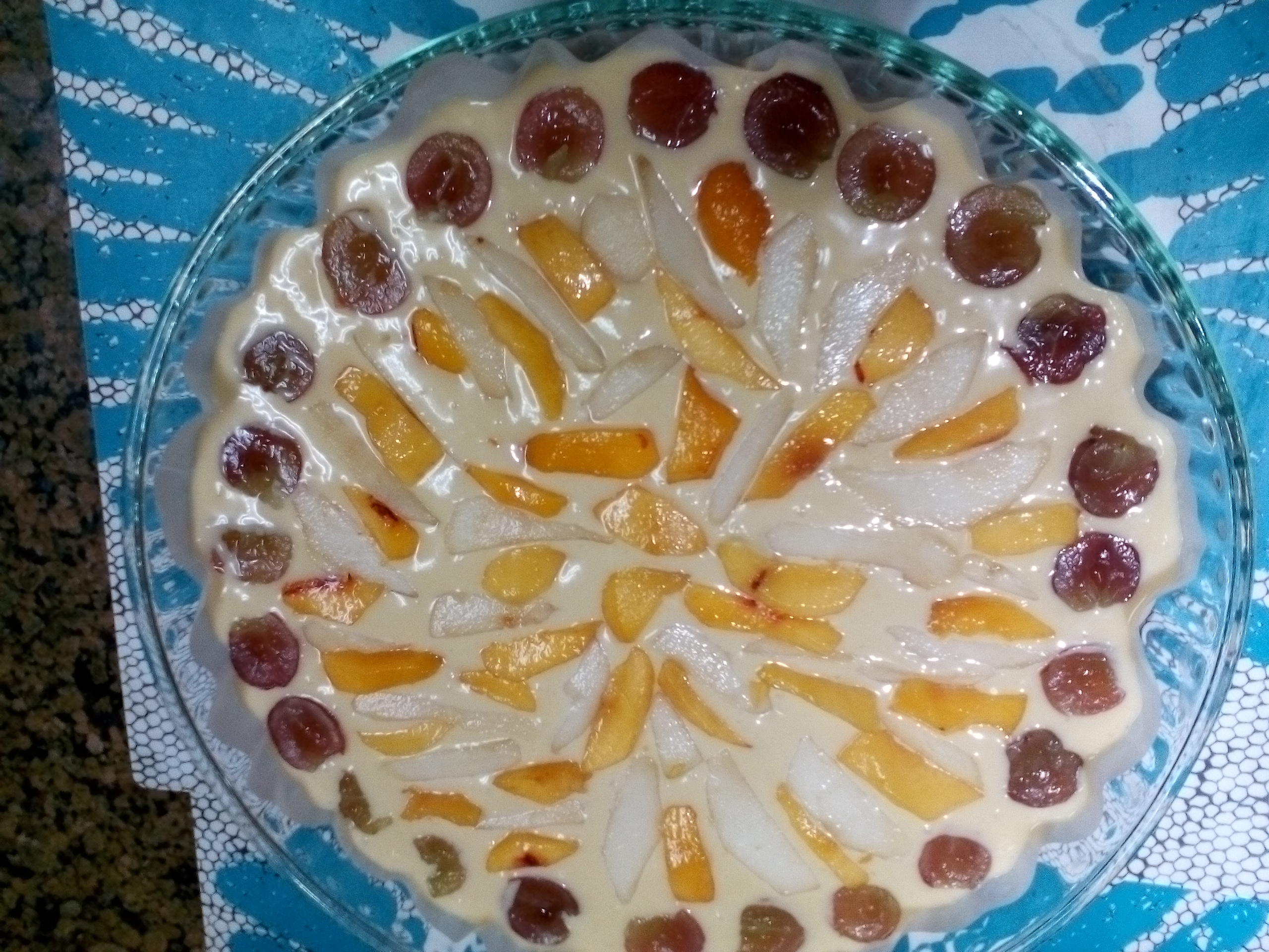 Desert tarta cu fructe de toamna (mere, pere, struguri)