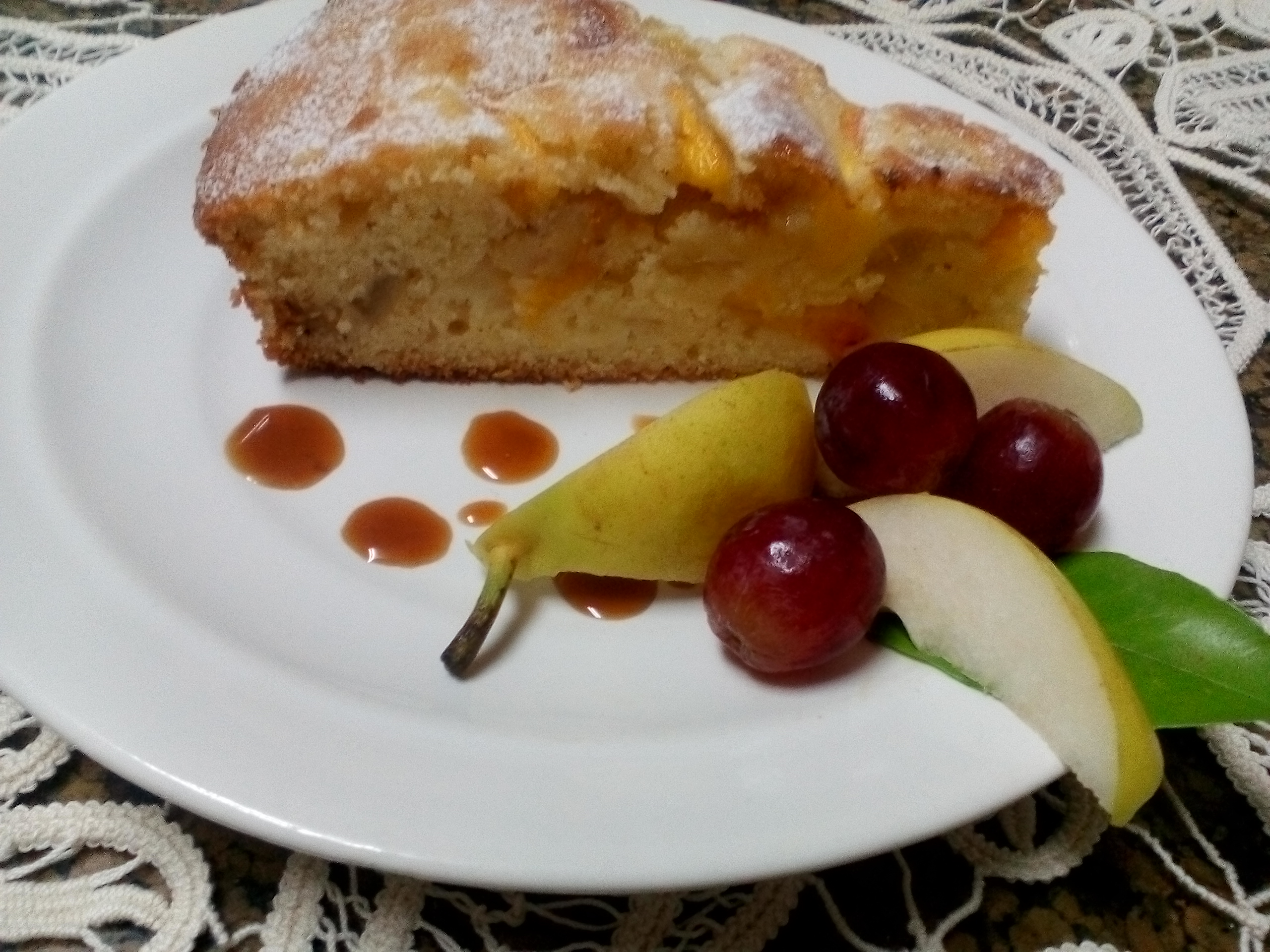 Desert tarta cu fructe de toamna (mere, pere, struguri)