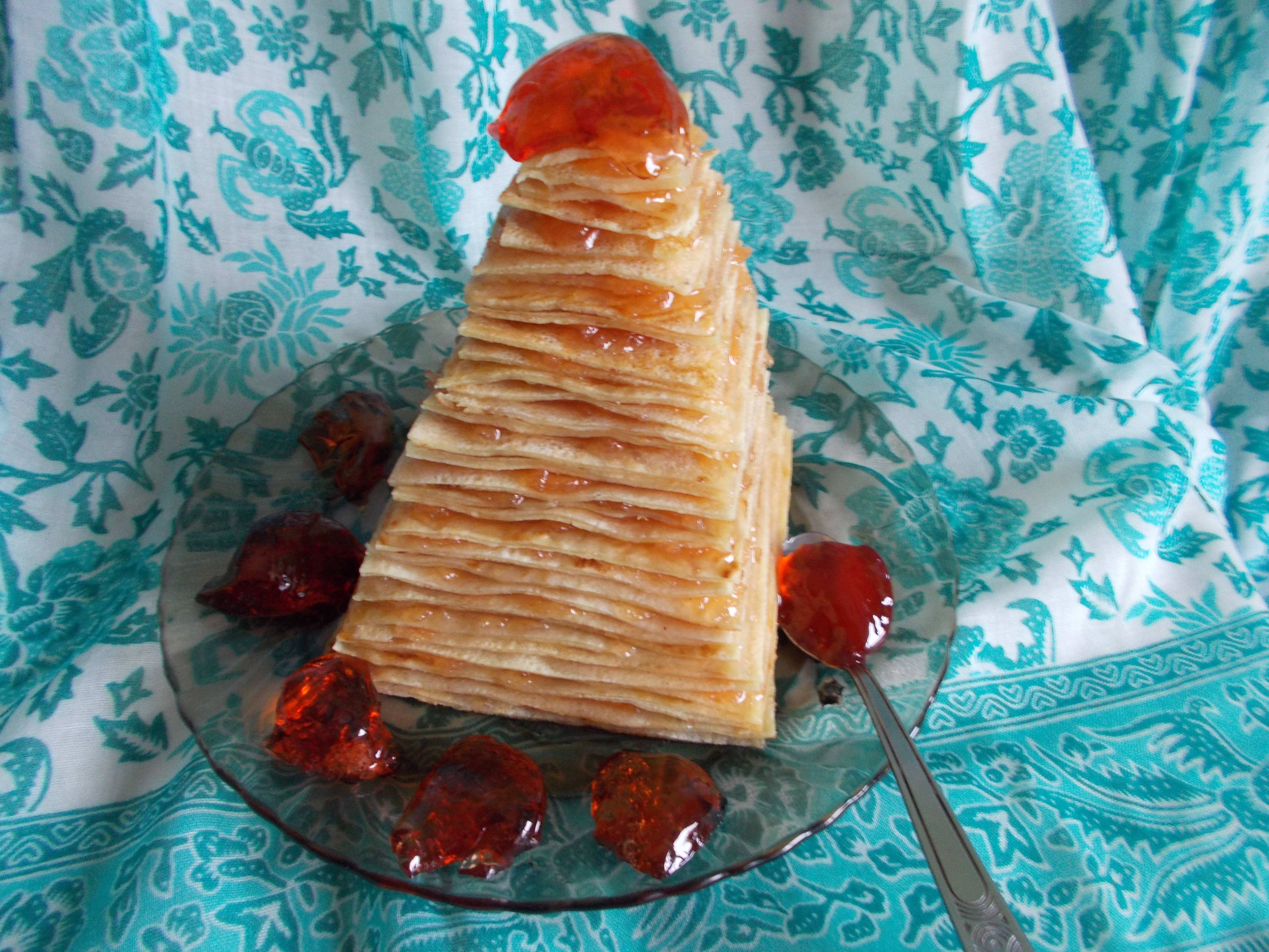 Desert piramida din clatite de post, cu dulceata si peltea de gutui