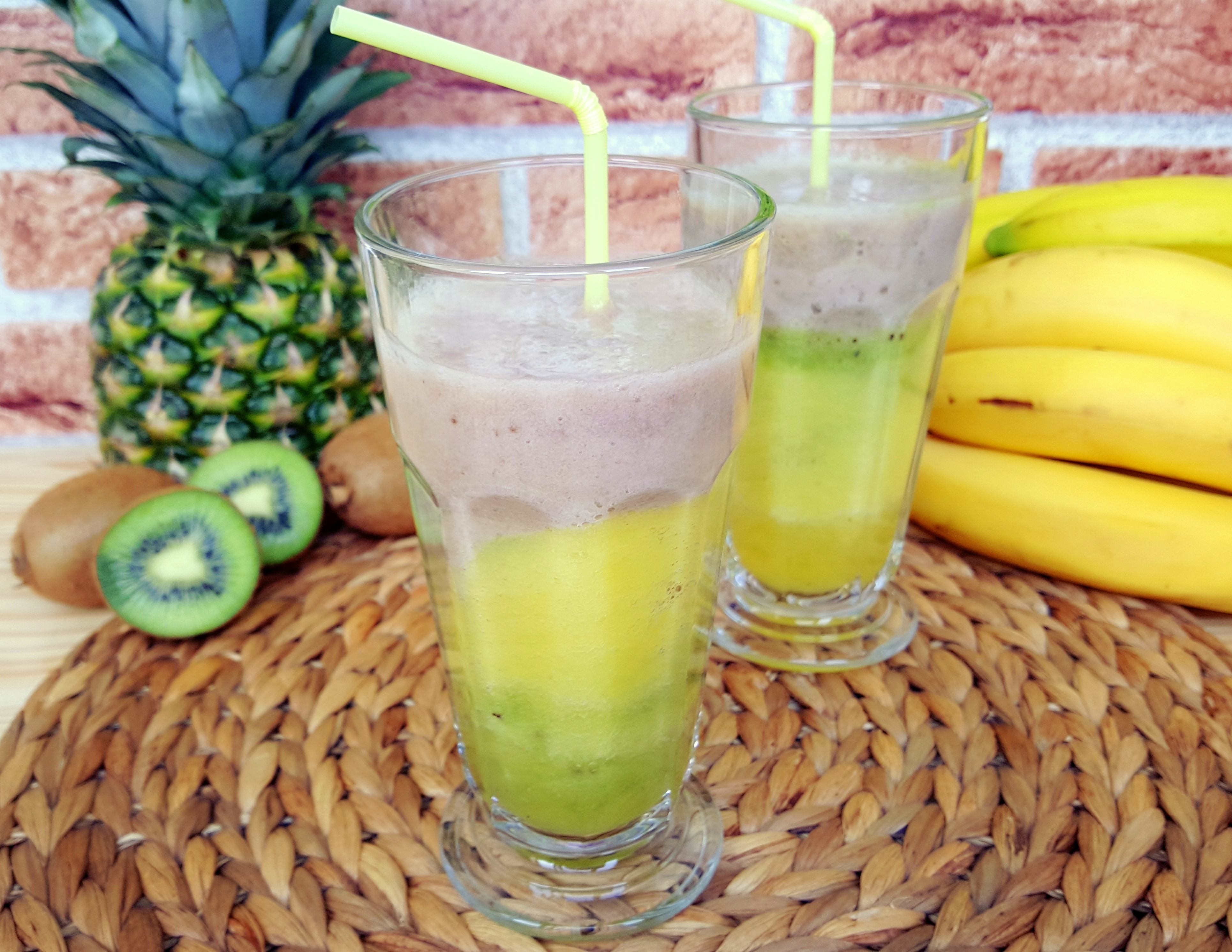 Smoothie cu ananas, kiwi si banane