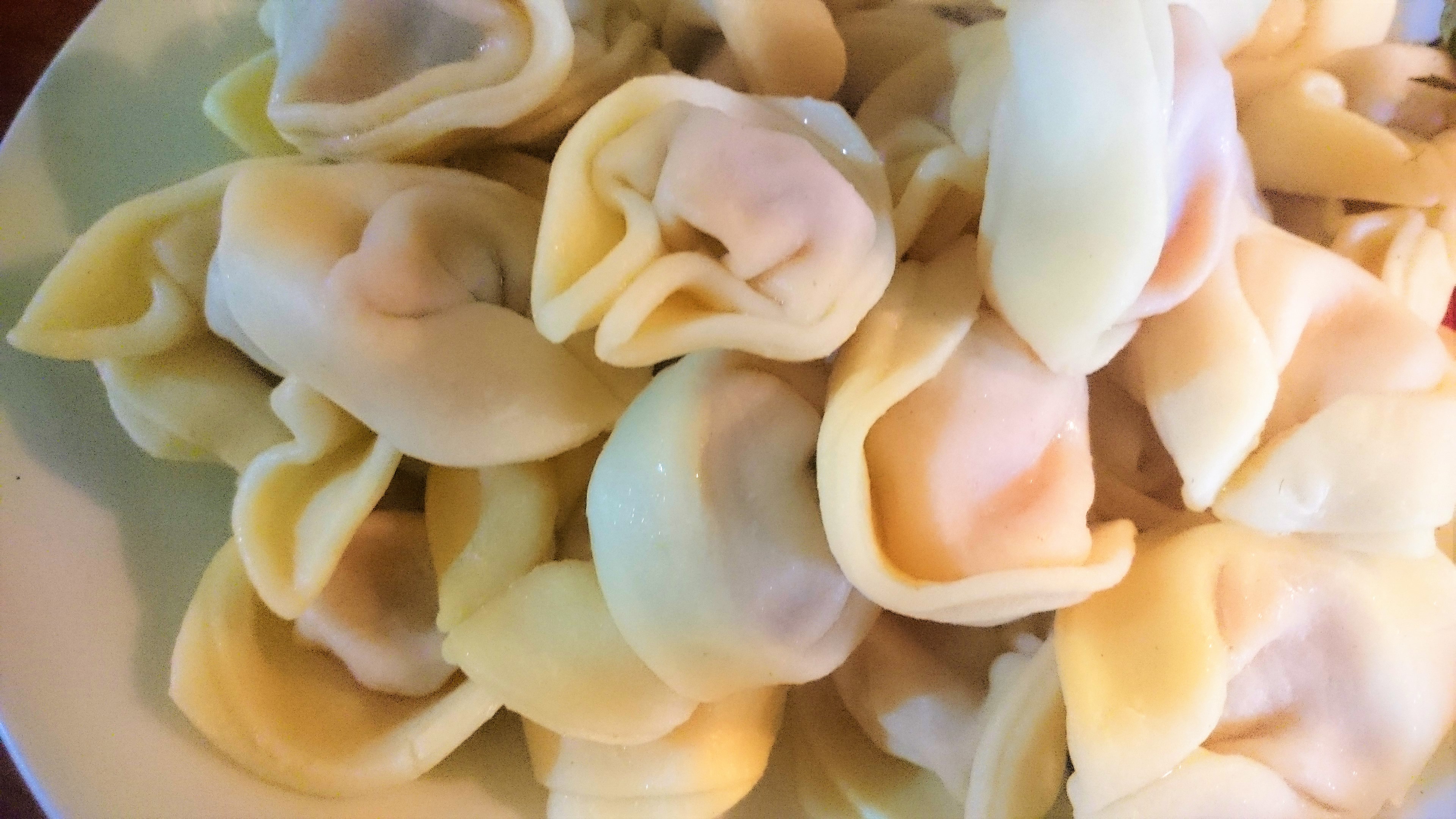 Tortellini cu sunca si sos cremos