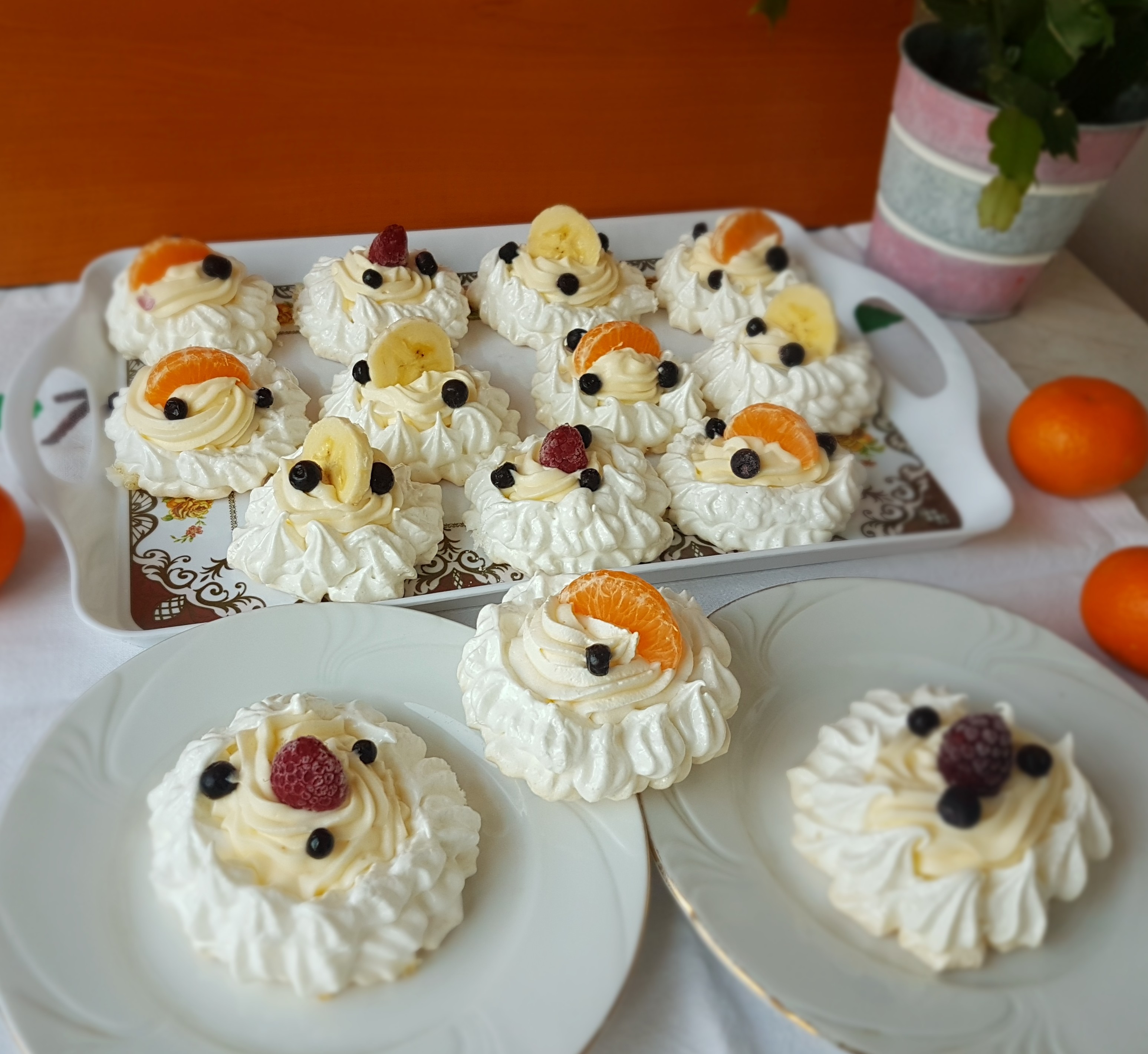 Desert cosulete Pavlova cu crema de lamaie si fructe