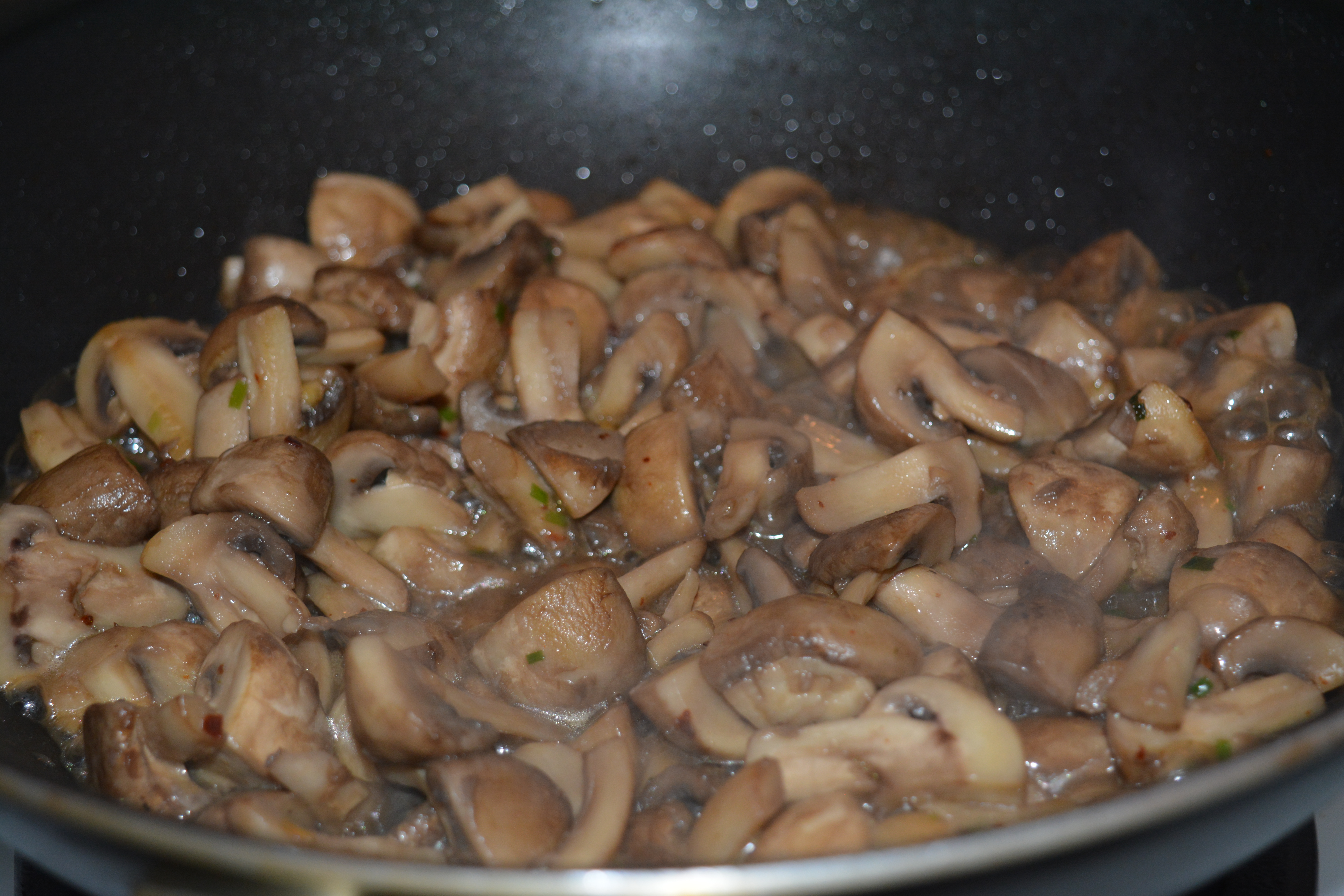 Tortellini cu ciuperci, sos alb si branza romaneasca Praid