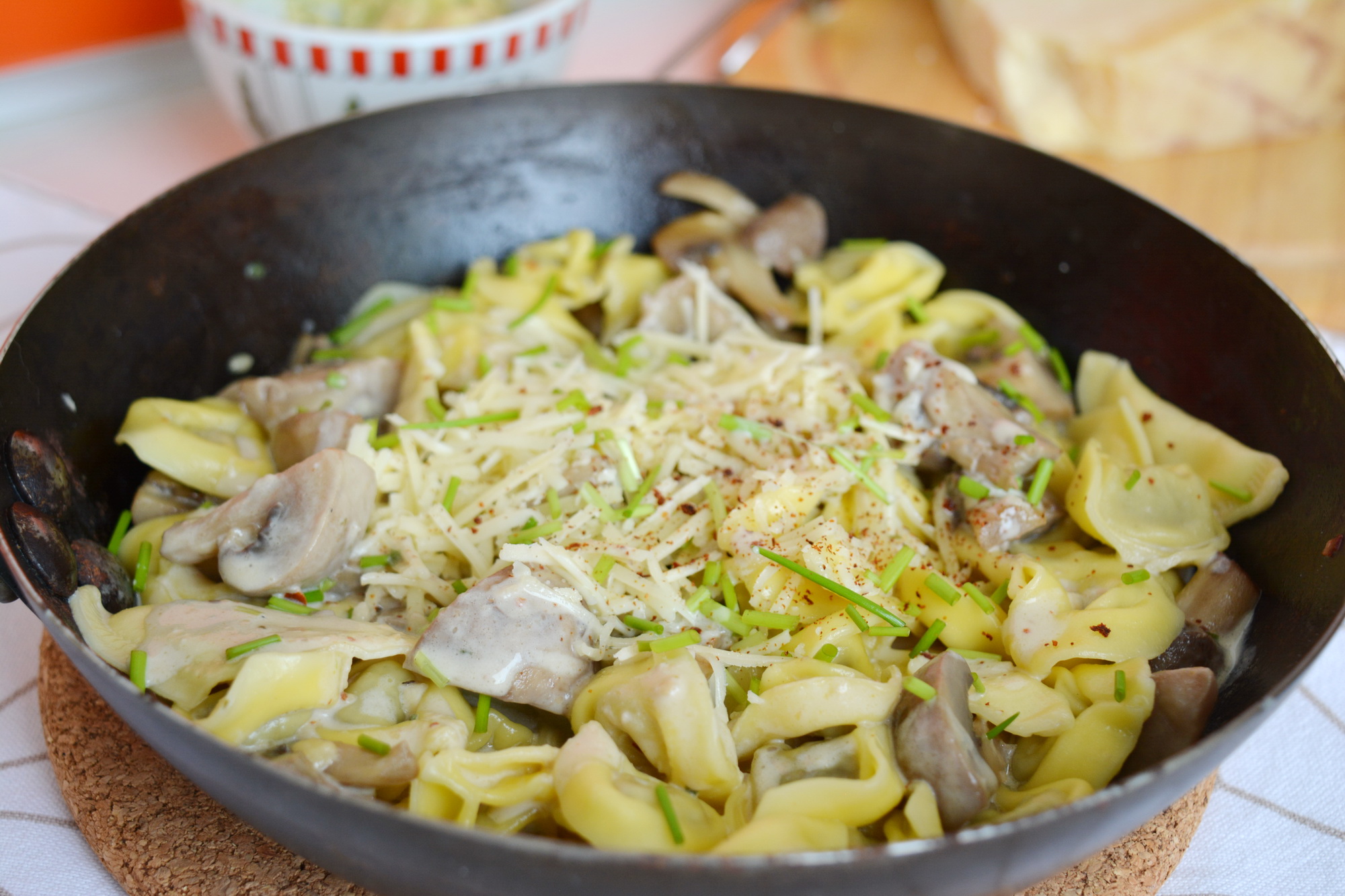 Tortellini cu ciuperci, sos alb si branza romaneasca Praid