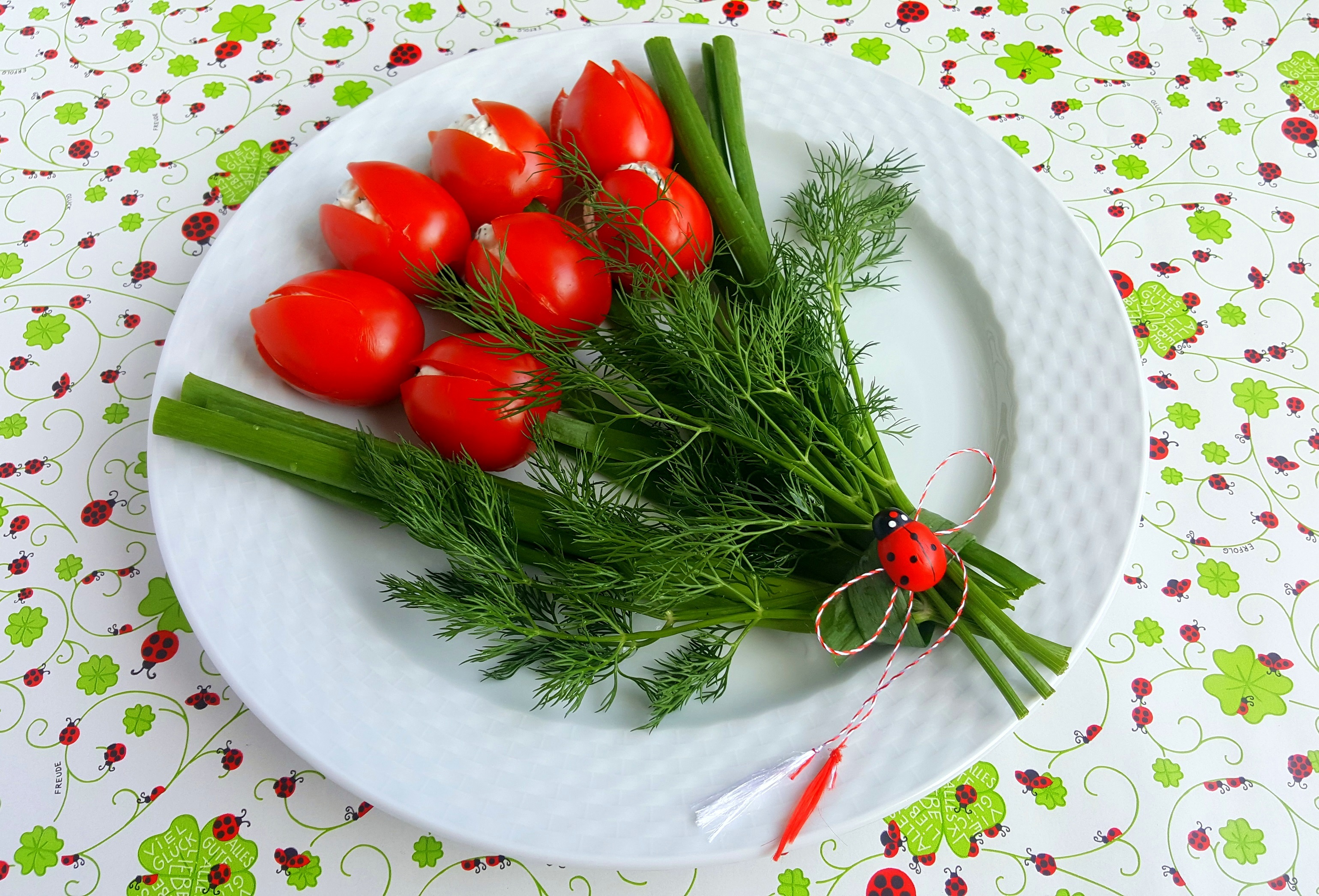 Aperitiv lalele din rosii umplute cu branza