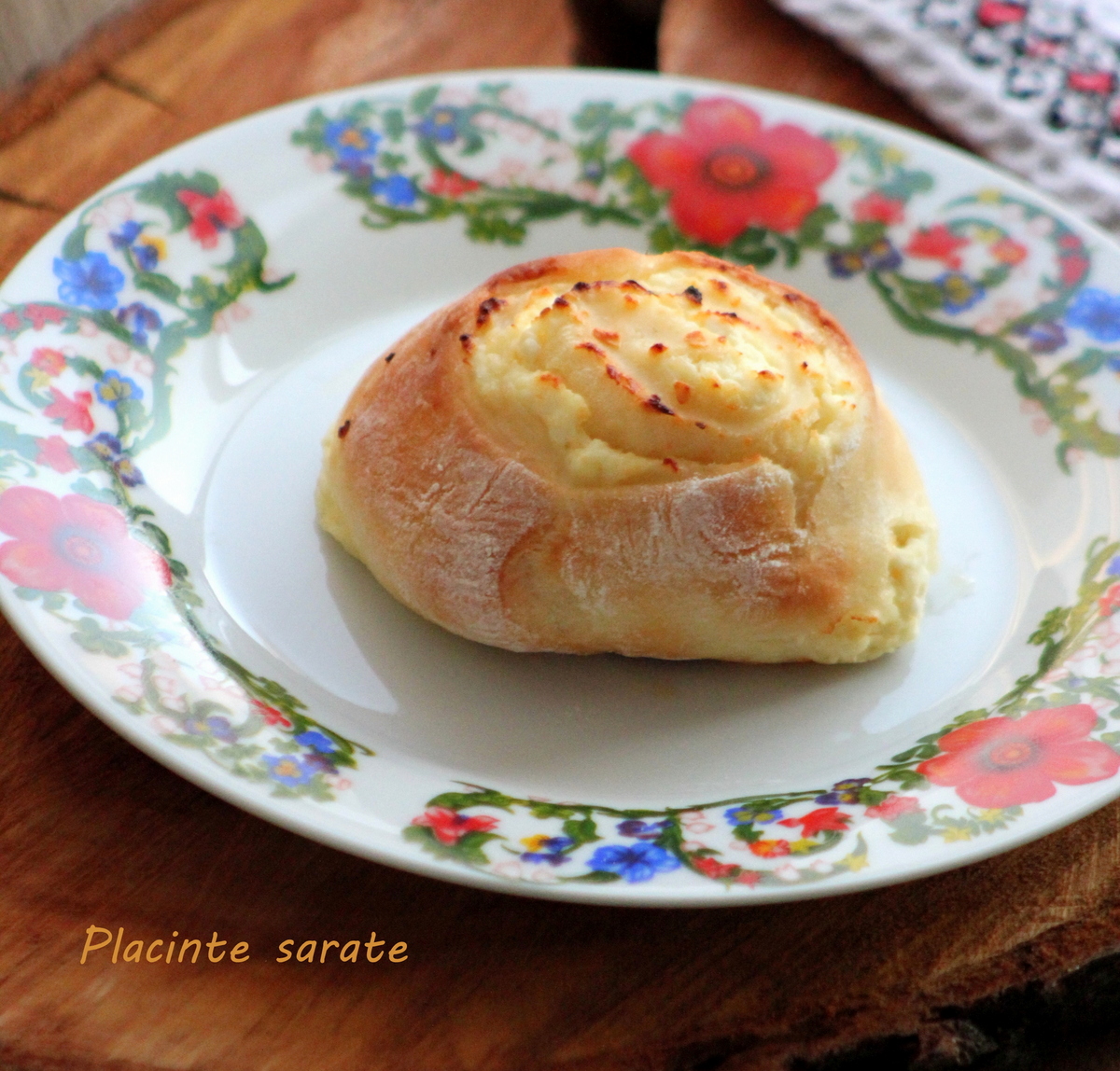 Aperitiv placinte cu aluat de casa si branza sarata