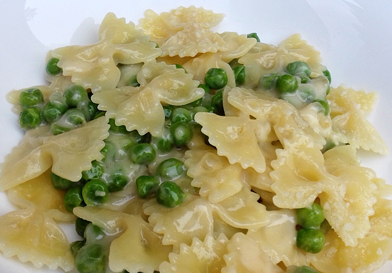 Farfalle cu mazare in crema alba