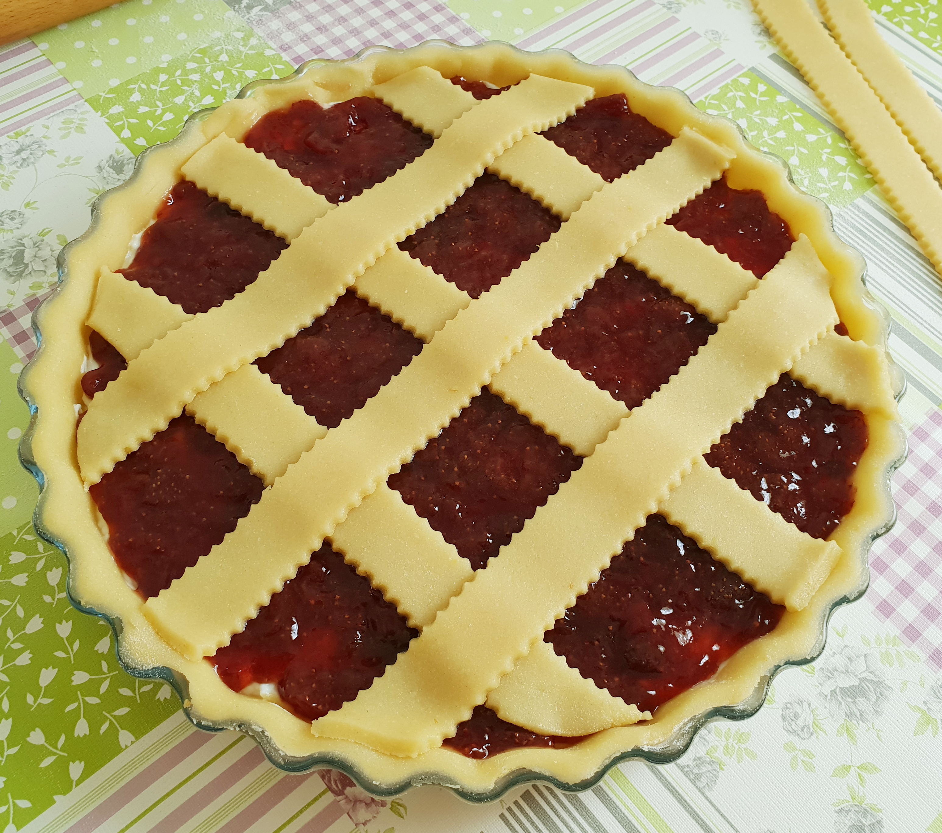 Desert crostata cu ricotta si marmelada de capsuni