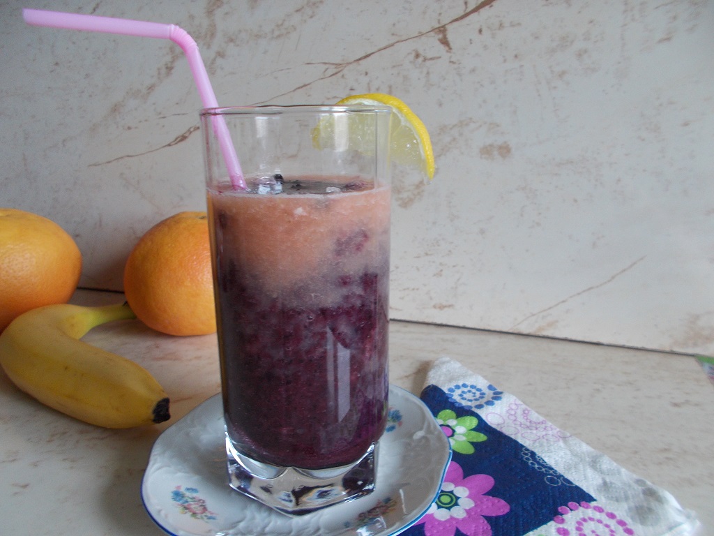 Smoothie cu grepfruit, banana si afine