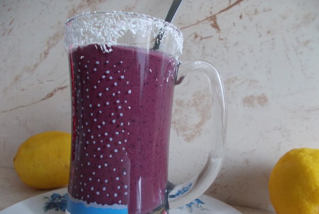 Smoothie cu iaurt gras, miere si afine