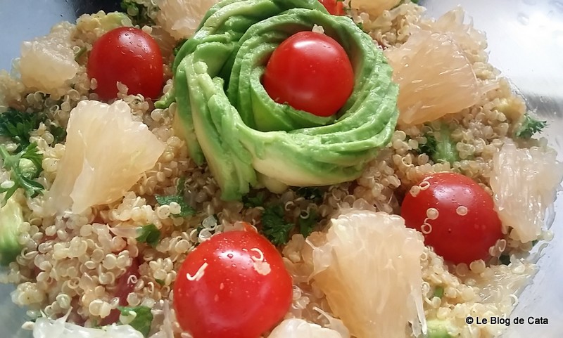 Salata cu quinoa, avocado si grapefruit