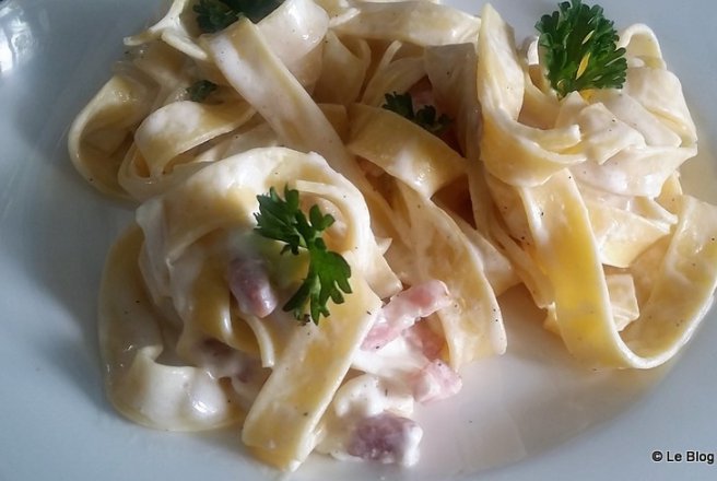 Tagliatelle proaspete cu sos cremos de mozzarella