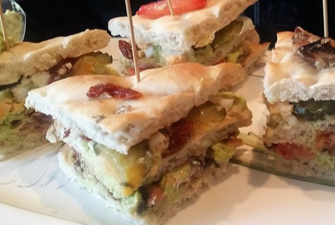 Sandwich Club cu avocado si sardine