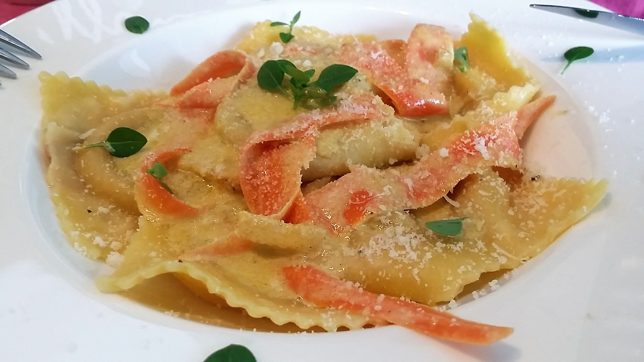 Ravioli proaspete cu sos cremos si curry verde