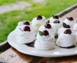 Desert mini Pavlova cu crema de mascarpone si frisca-2