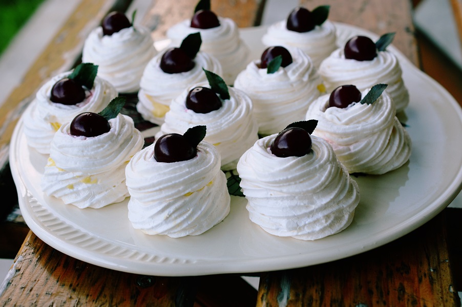 Desert mini Pavlova cu crema de mascarpone si frisca