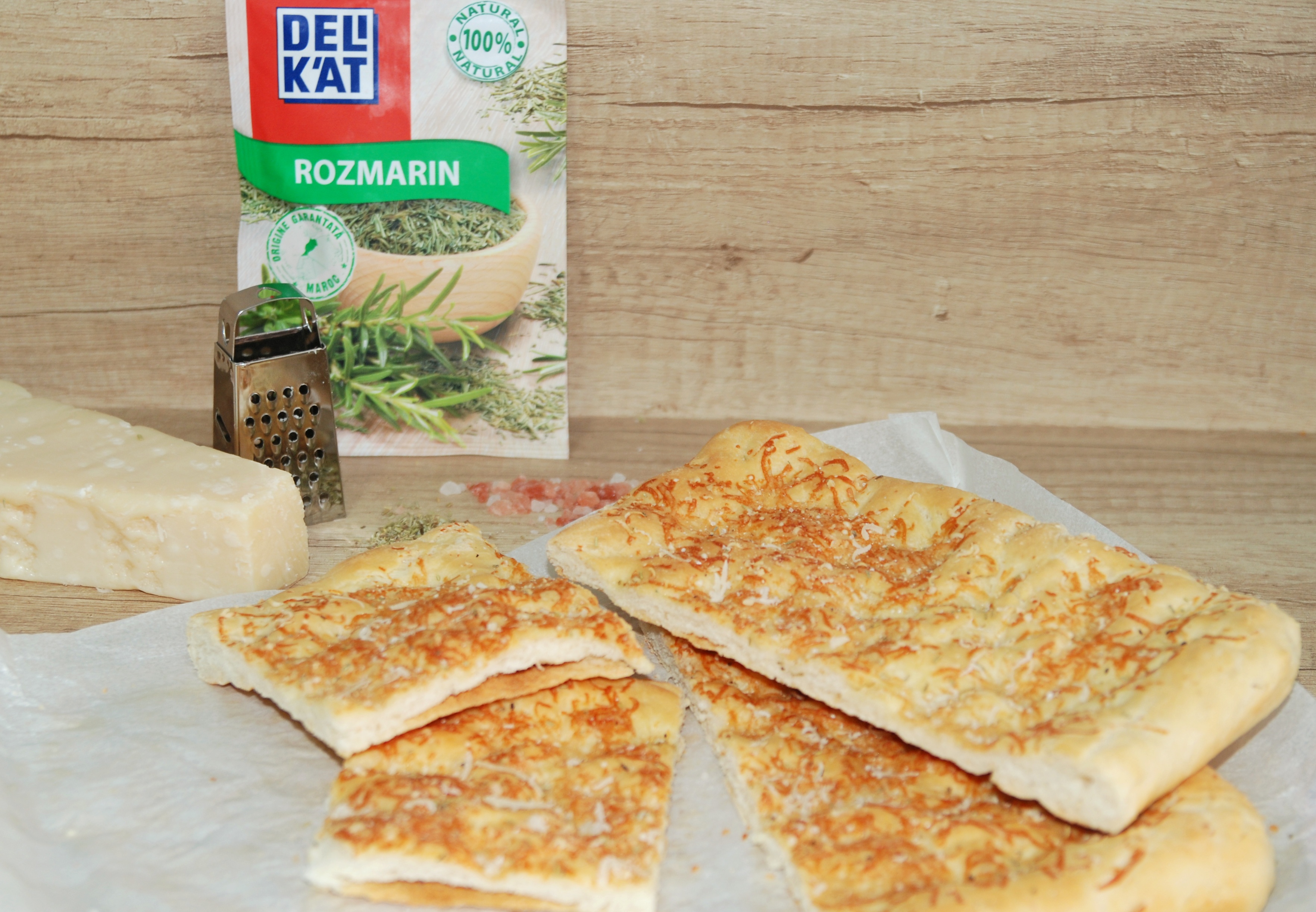 Foccacia cu rozmarin si parmezan