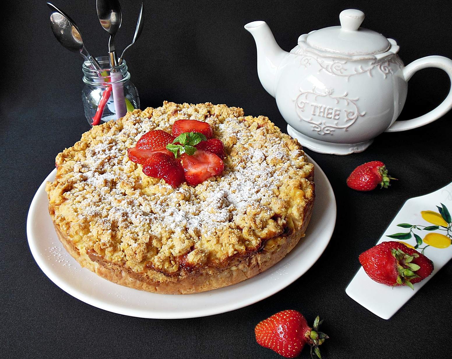 Desert tarta crumble cu mascarpone si capsuni