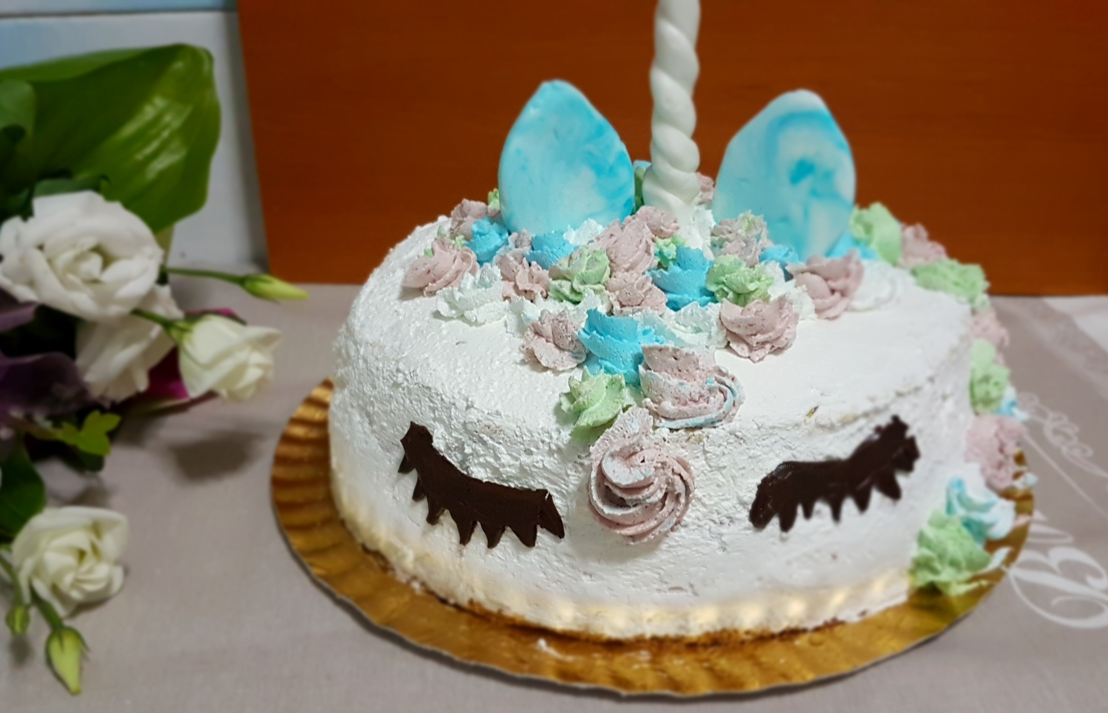 Desert tort Unicorn cu crema de zmeura si crema de ciocolata cu cirese