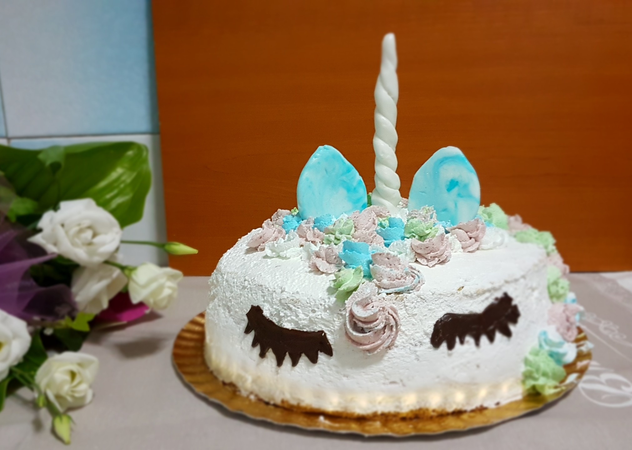 Desert tort Unicorn cu crema de zmeura si crema de ciocolata cu cirese