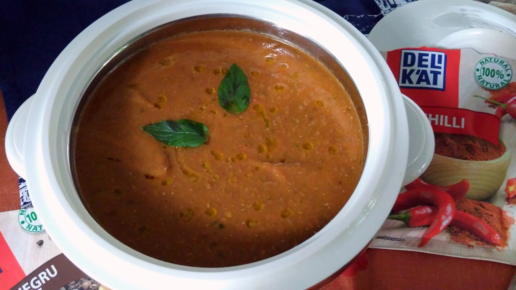 Supa de linte cu coriandru, menta si chilli