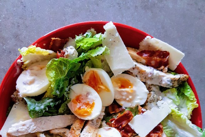 Salata cu pui, bacon si dressing de iaurt