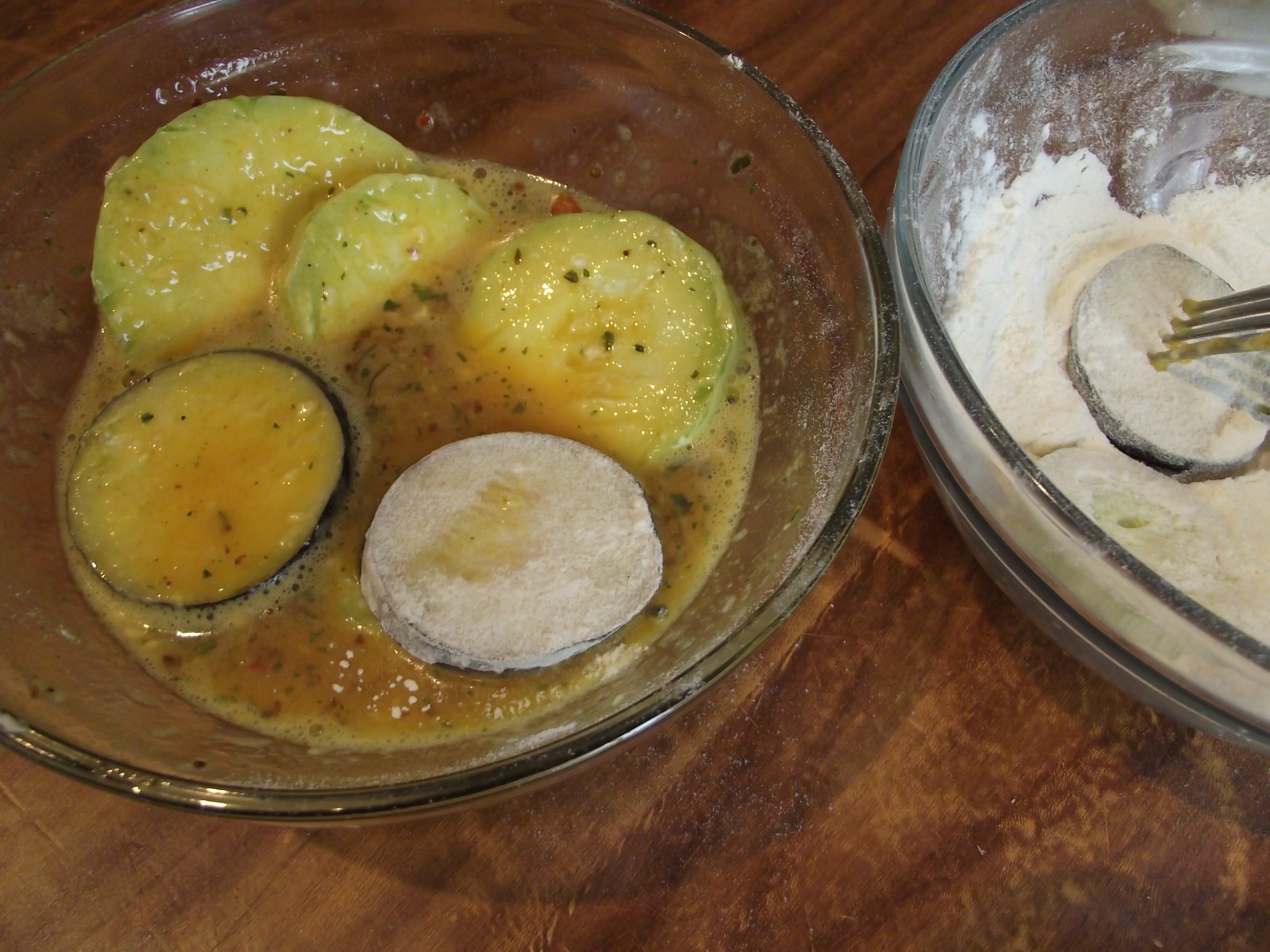 Dovlecei si vinete pane, cu mozzarella si sos de usturoi