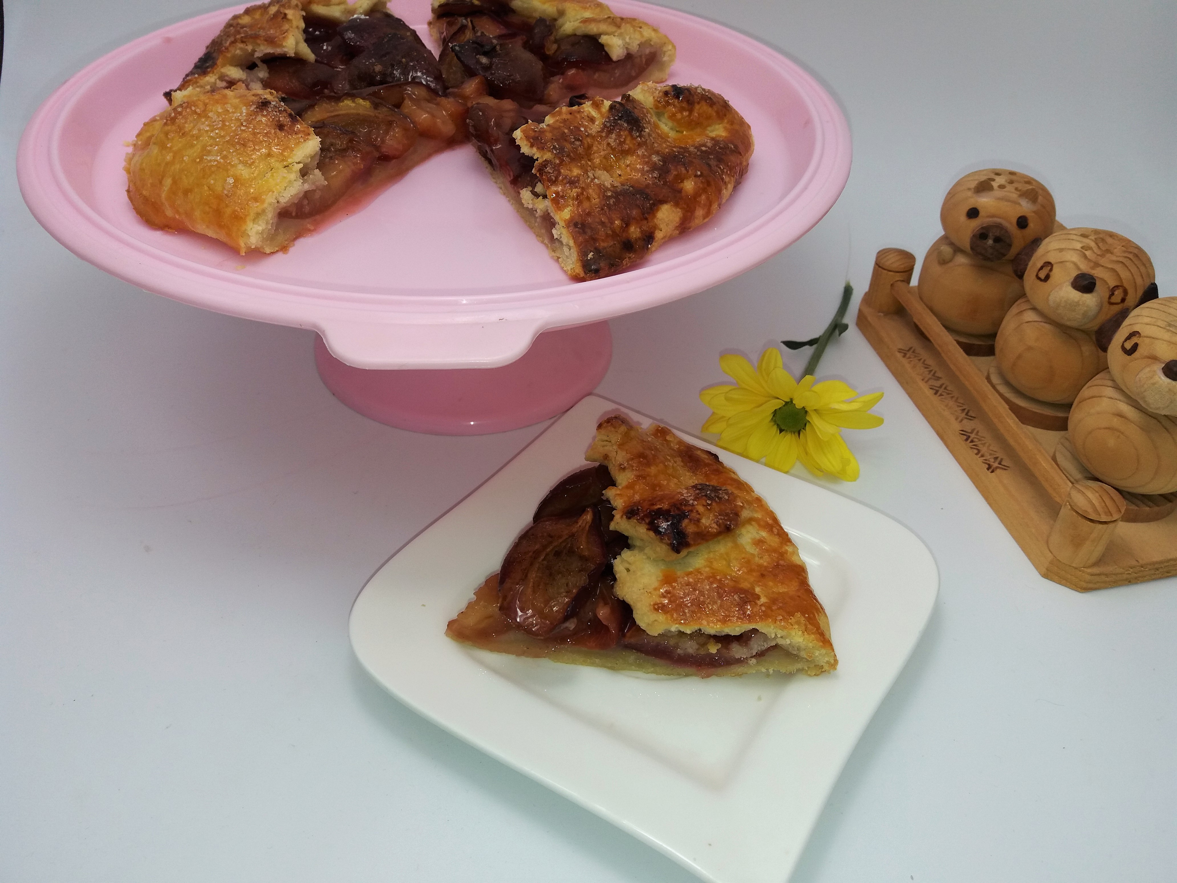 Desert tarta Galette cu prune si scortisoara