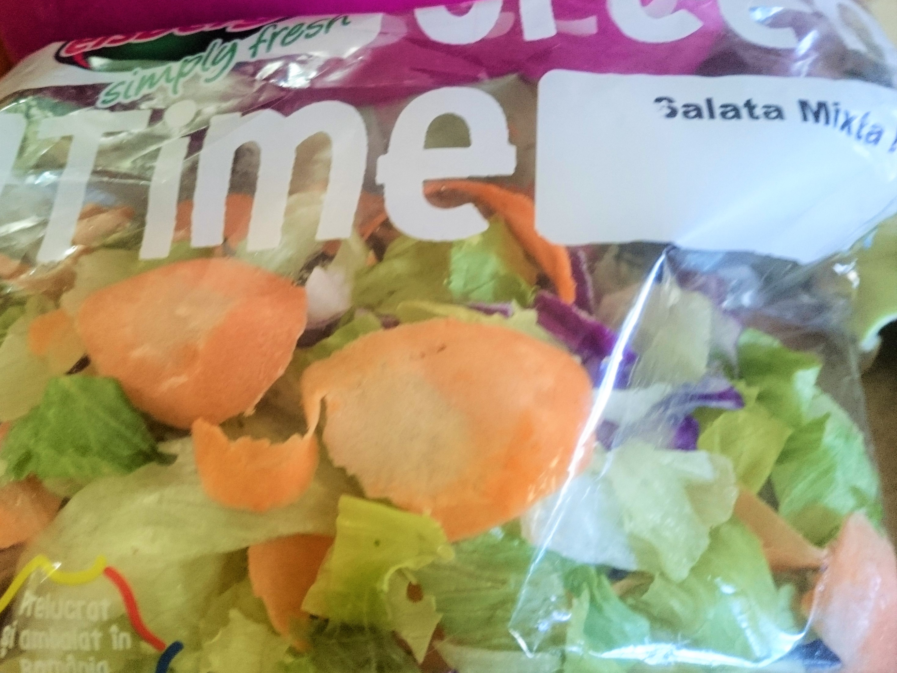 Salata de joi - cu piept de pui afumat si salata mixta romana