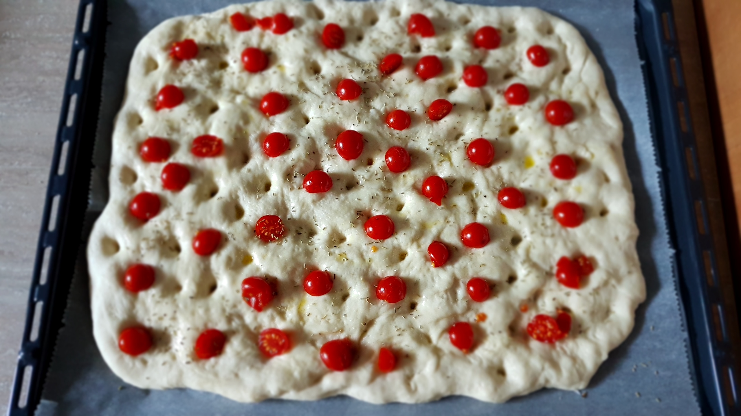 Focaccia cu rosii cherry si rozmarin