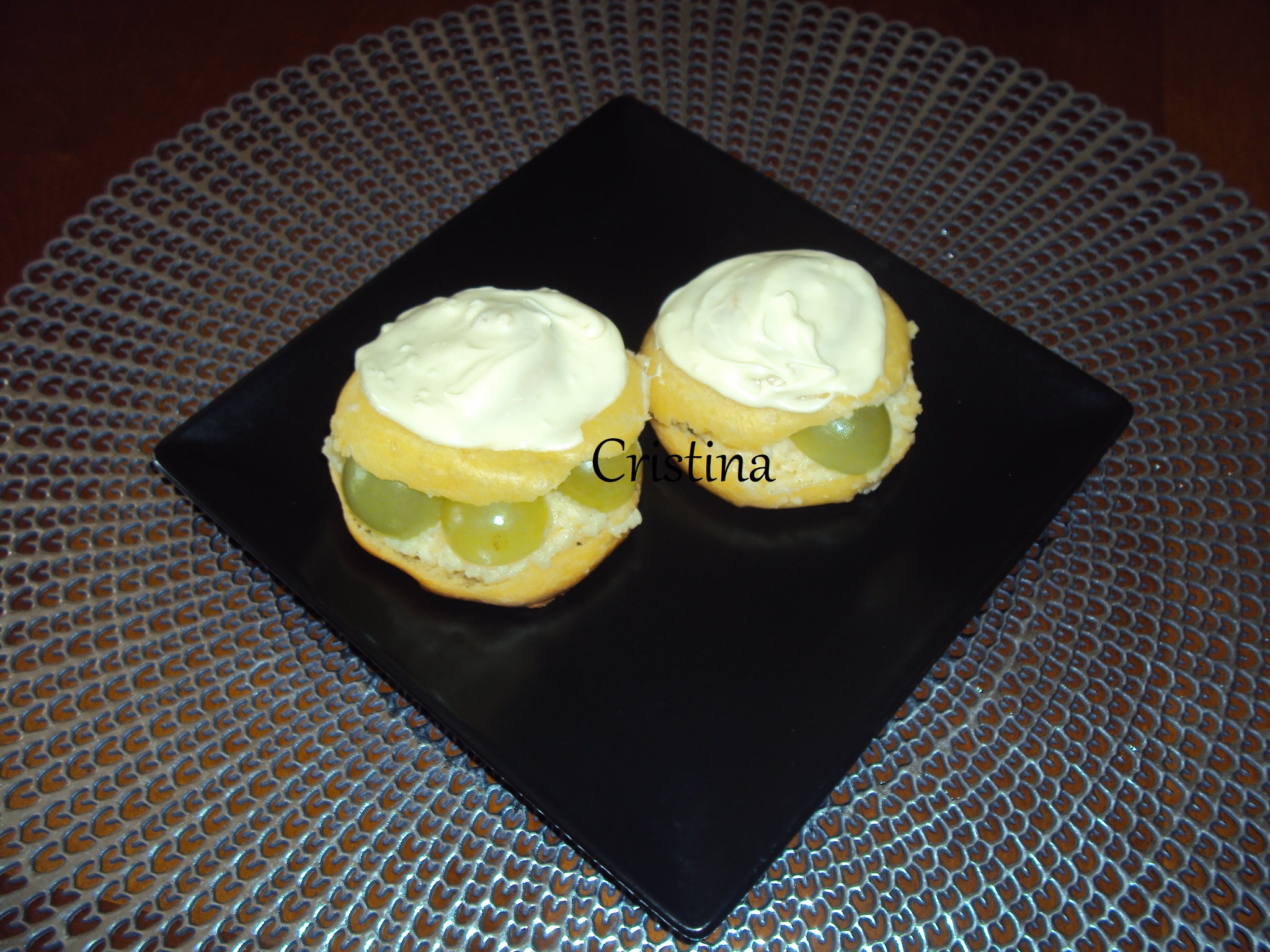 Desert choux a la creme cu struguri