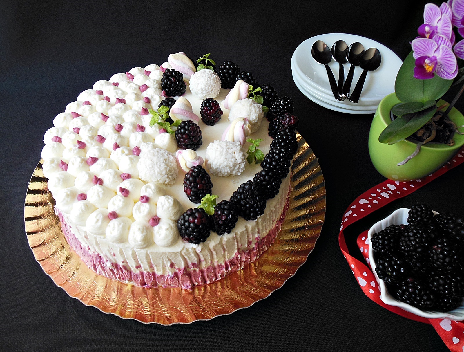 Desert tort cu crema de mure, vanilie si mascarpone