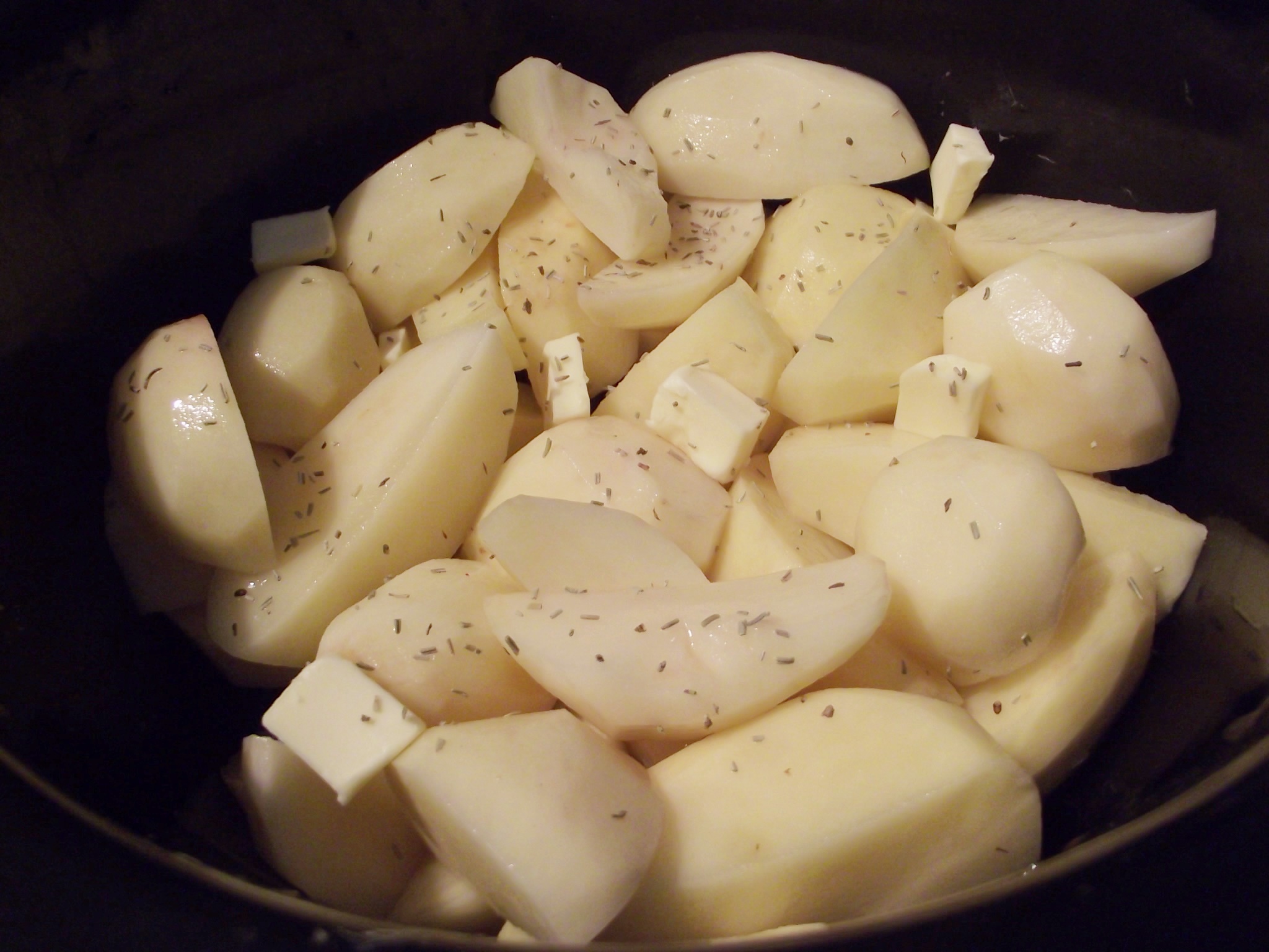 Pui de curte pe pat de cartofi, preparat la slow cooker Crock-Pot