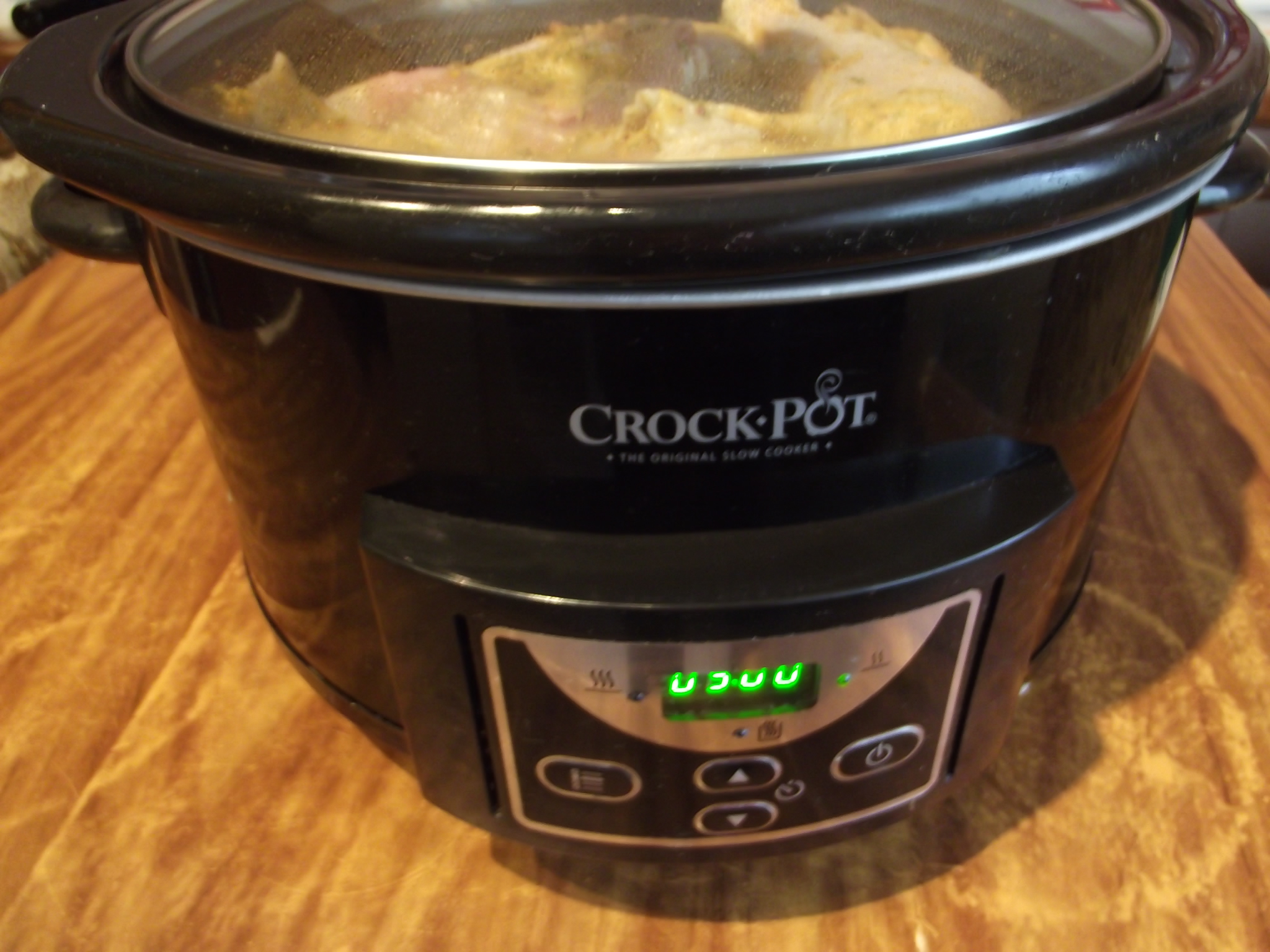 Pui de curte pe pat de cartofi, preparat la slow cooker Crock-Pot