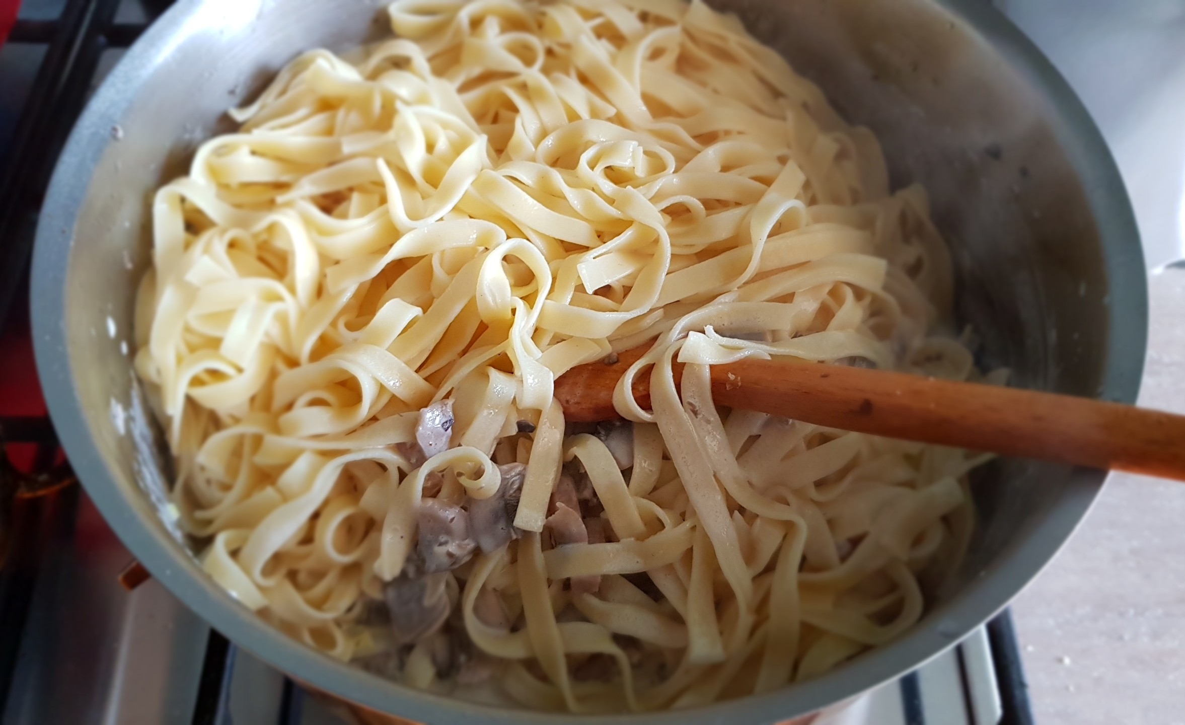 Tagliatelle cu ciuperci in sos alb