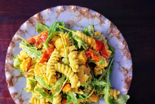 Fusilli cu legume curcubeu in sos cremos de pesto