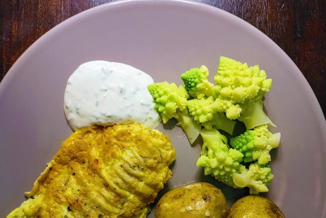 Cod pane cu cartofi cu usturoi, sos de maioneza cu chives si romanesco