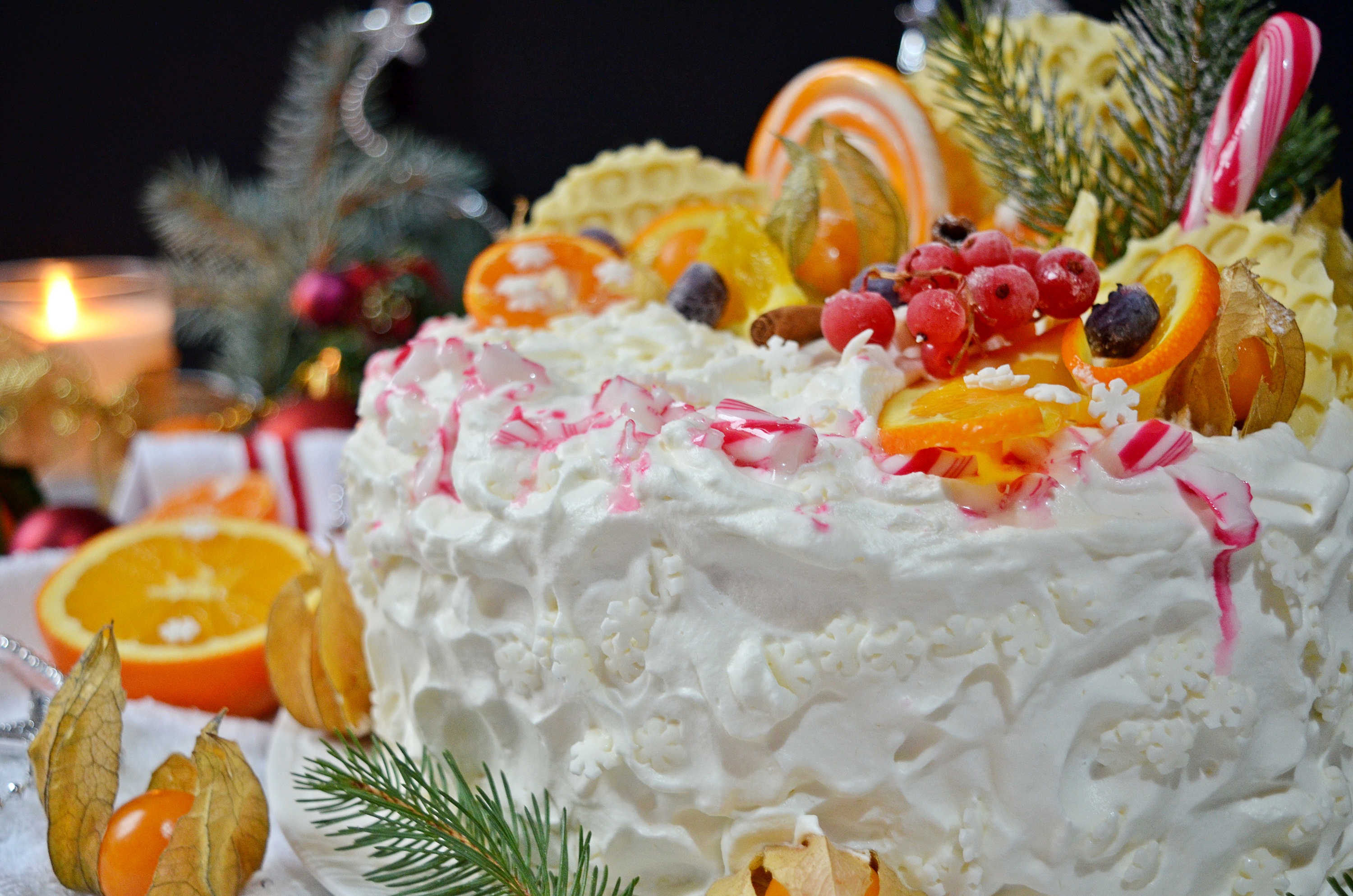 Tort cu mousse de nuci, portocale si fructe de padure