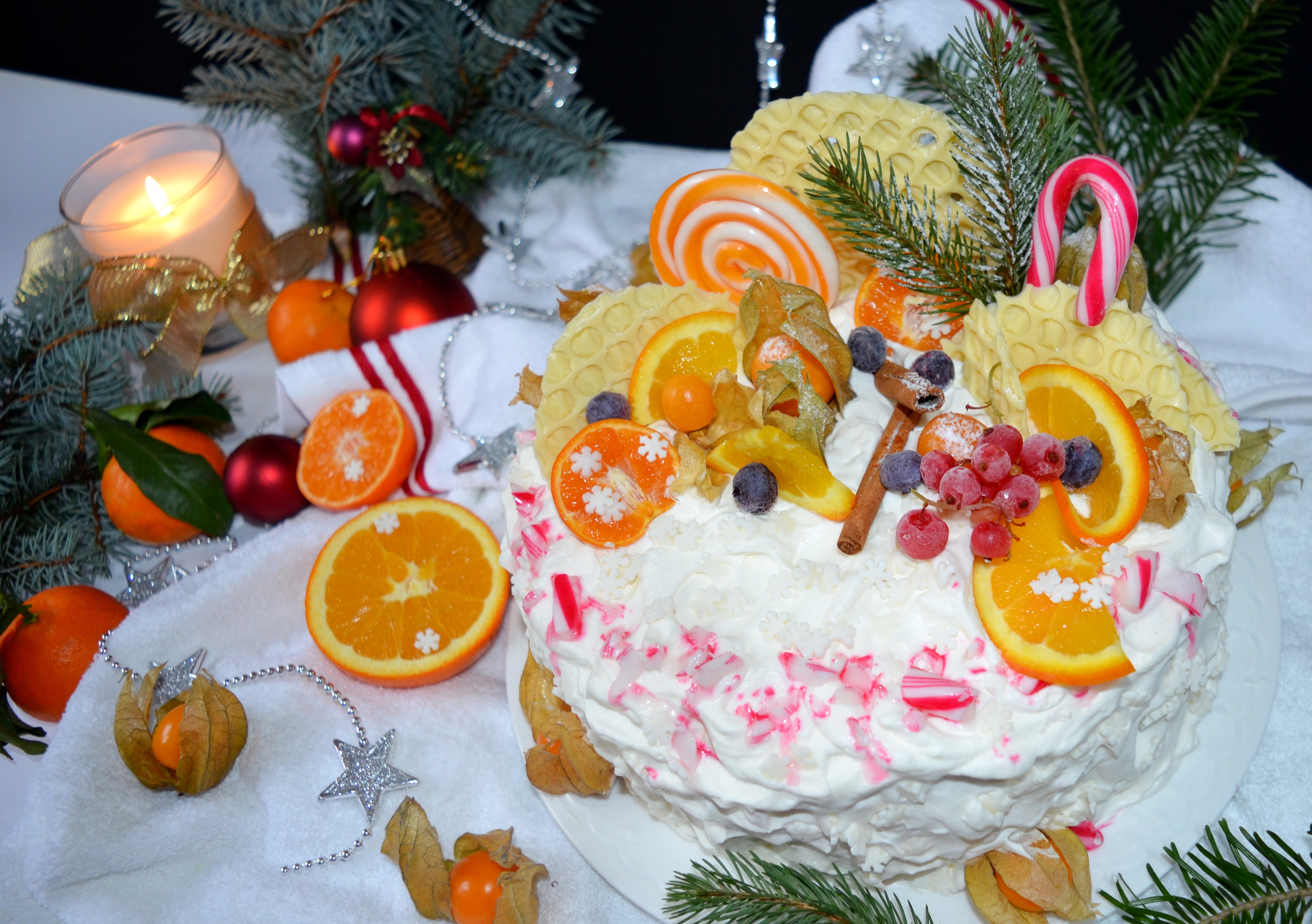 Tort cu mousse de nuci, portocale si fructe de padure