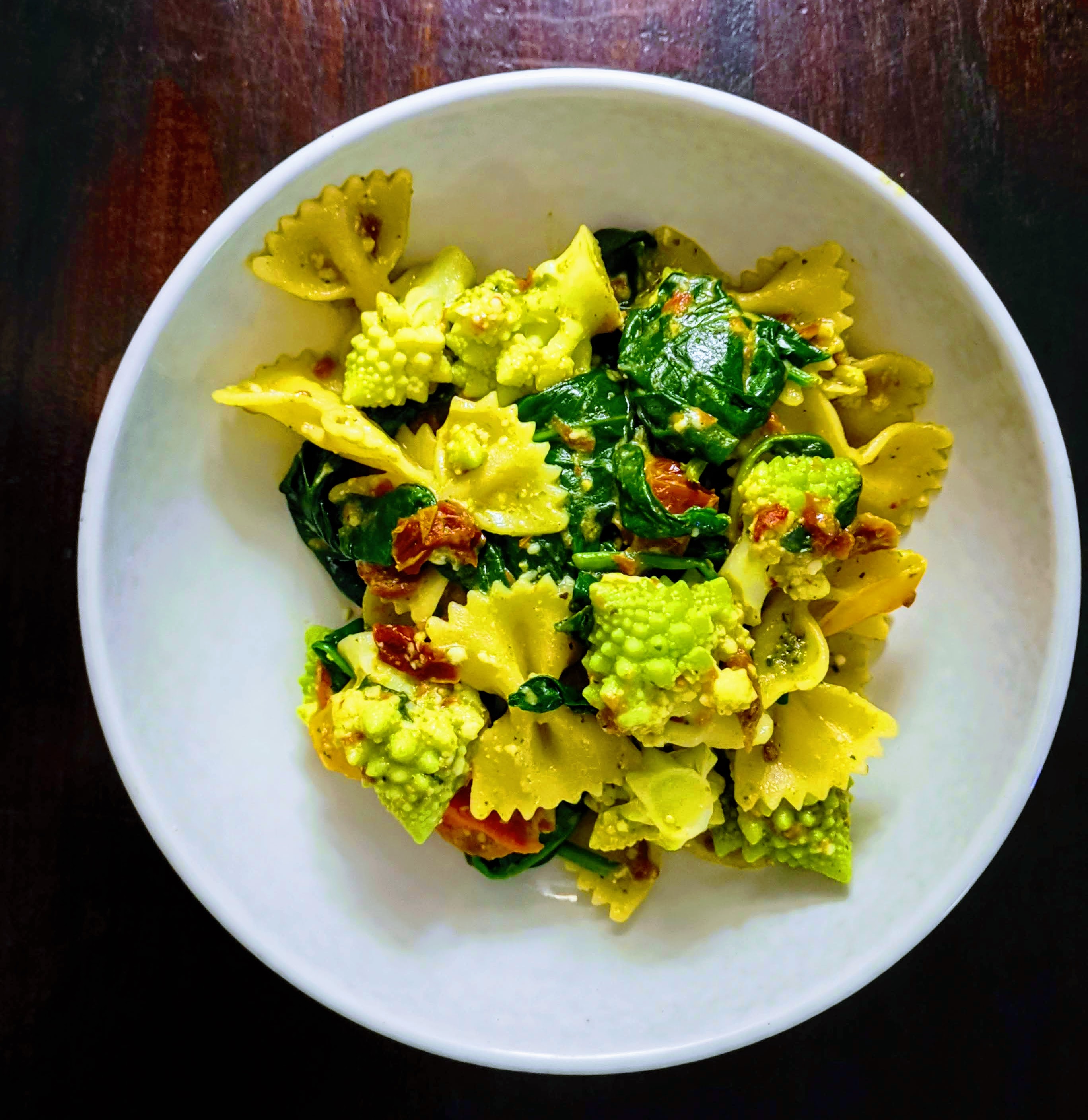 Farfalle in sos pesto cu rosii uscate la soare, spanac si romanesco