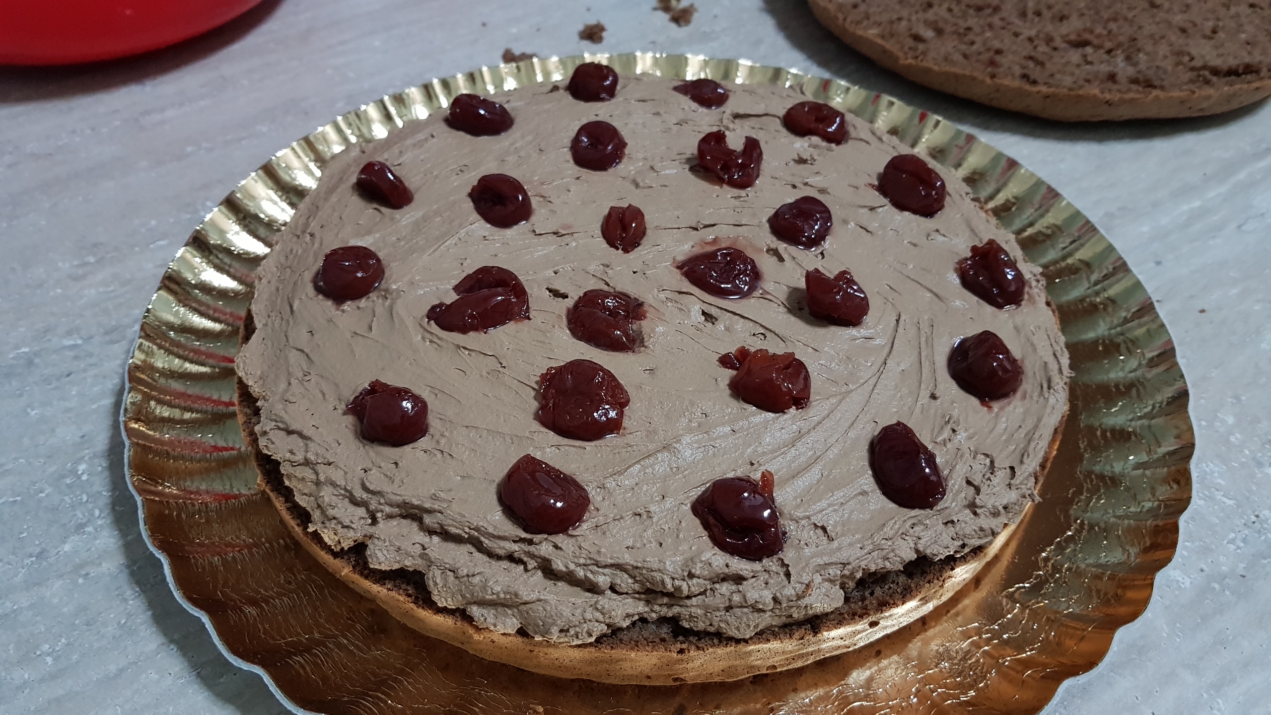 Tort cu crema de ciocolata si crema de lapte cu visine