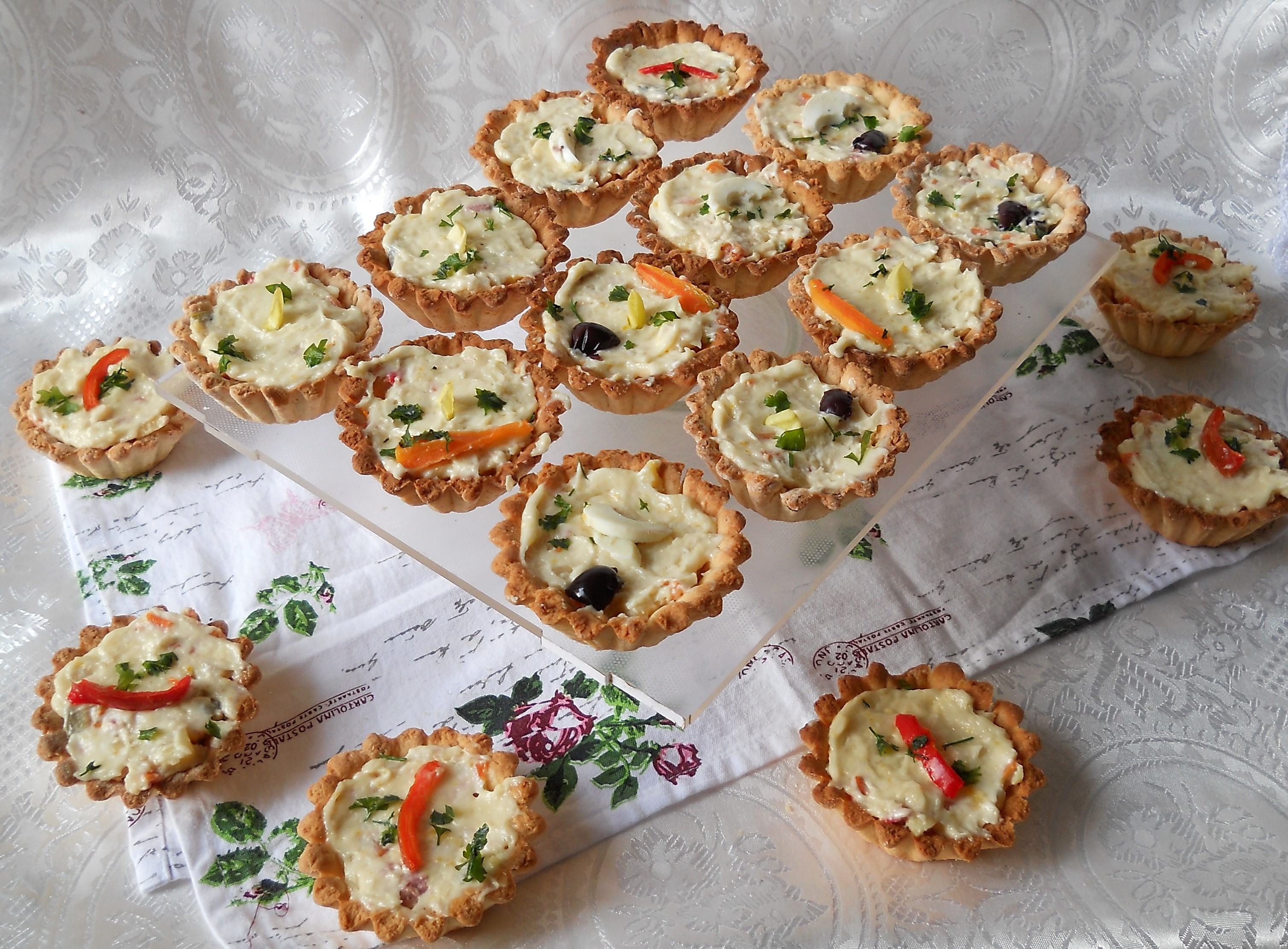 Aperitiv mini tarte umplute cu salata boeuf