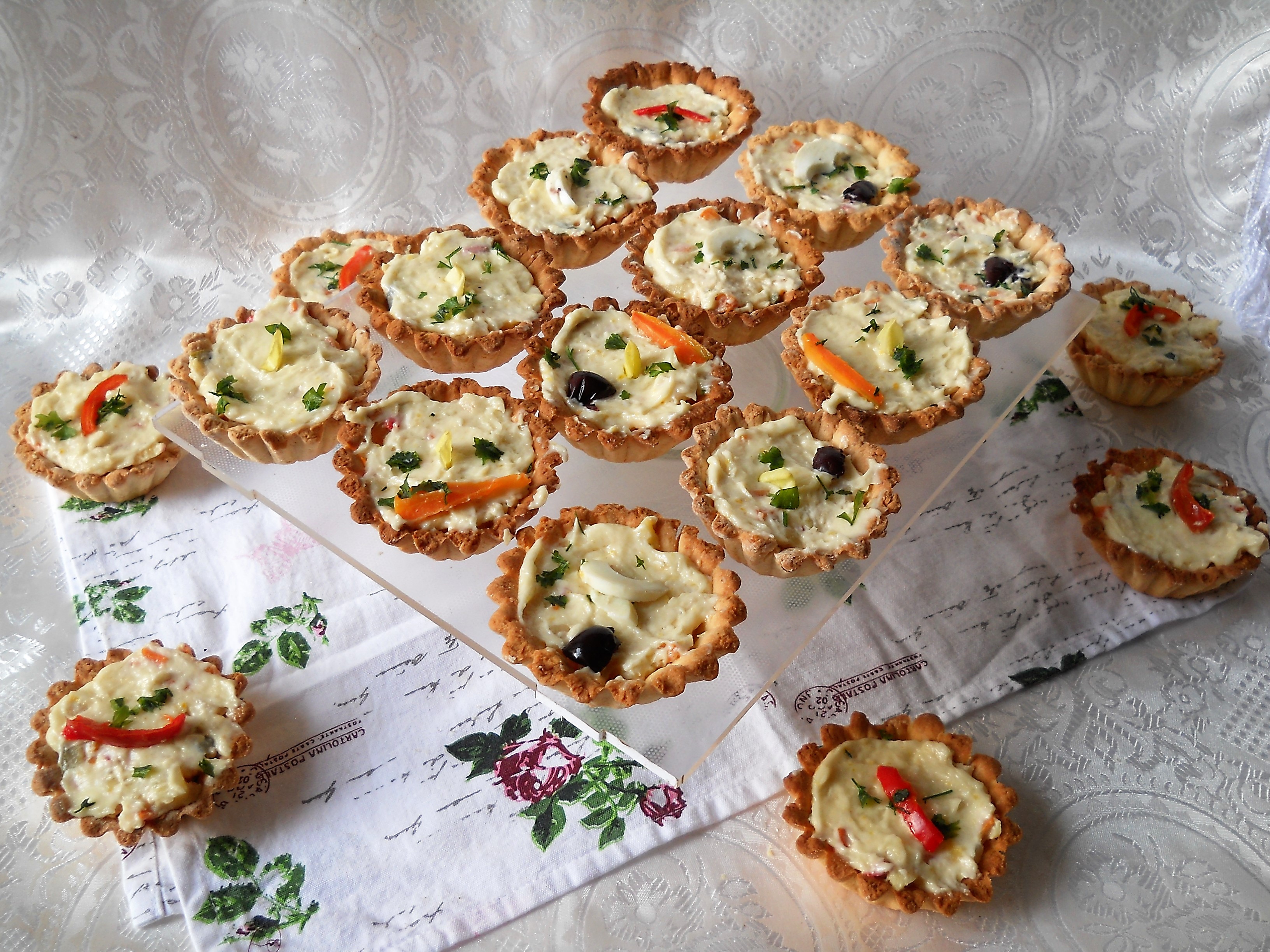 Aperitiv mini tarte umplute cu salata boeuf