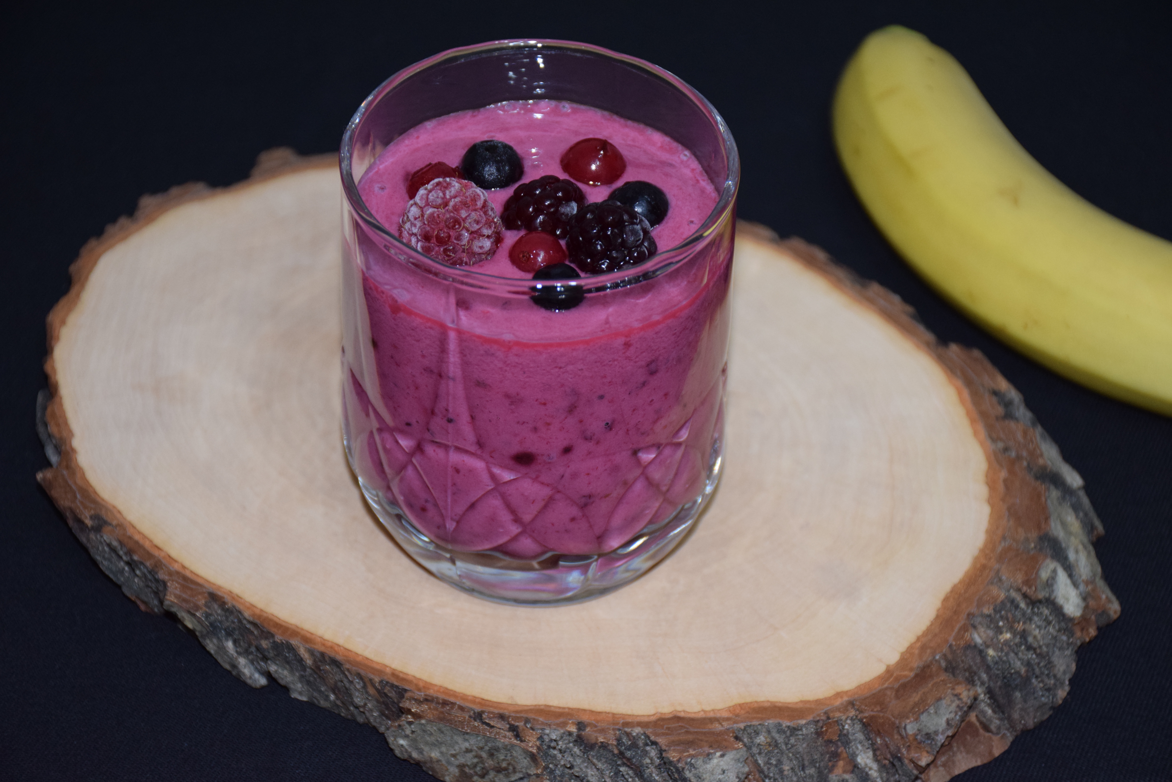 Smoothie cu fructe de padure, banane si iaurt