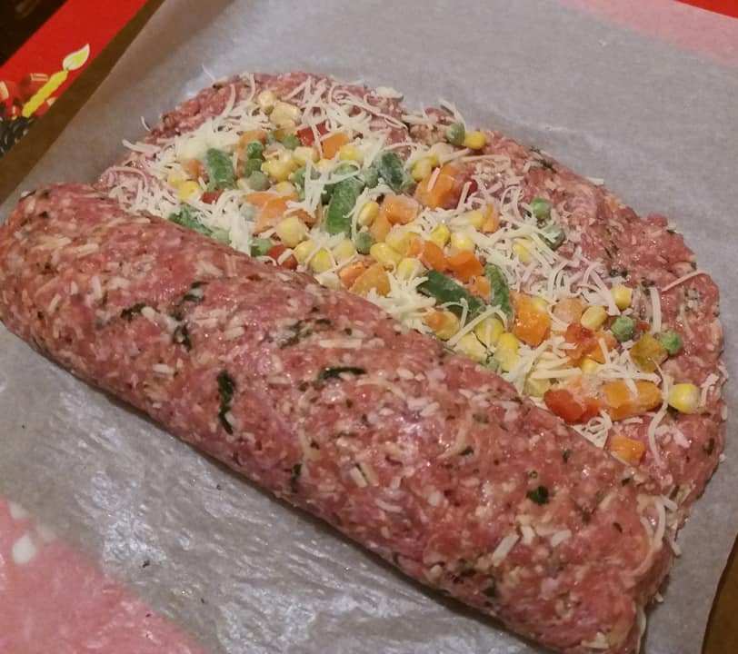 Rulada din carne tocata cu legume si cascaval