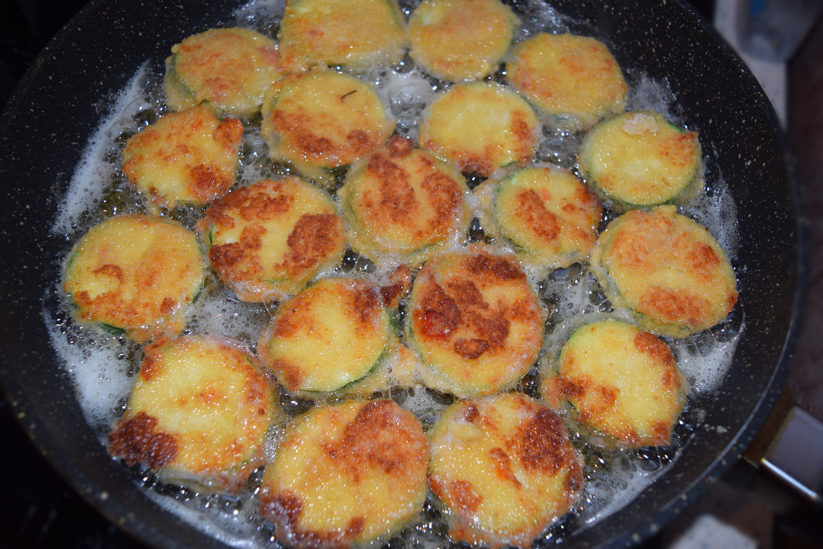 Zucchini in crusta de pesmet cu parmezan